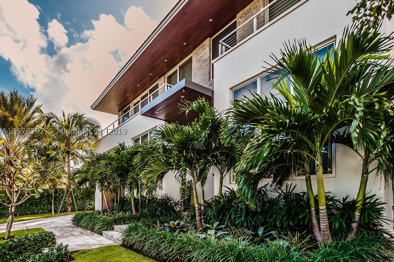 Largest new villa in Biscayne Point in Miami Beach with 7451 sq ft of construction and 5423 under AC.Stunning open bay views from this contemporary villa.New seawall and dock to accommodate a 60Ft yacht, 3K pound double jet ski lift.Sun exposed pool all day.Large manicured garden perfect for entertaining. Smart home controlled from your phone: TV,cameras,alarm,lights,pool,shades,etc.High ceilings.Ground floors and bathrooms in Italian vena grigio marble.Top floors American walnut wood.Italian kitchen Sub Zero appliances outdoor large BBQ, ice maker and refrigerator.Outdoor pool shower Lutron RF system.Service quarters with bedroom/bath. Convertible studio into a 6 bedroom house. Full state of the art gym.House faces South
 5 blocks away from the beach, 5 minutes away from Bal Harbor Shops