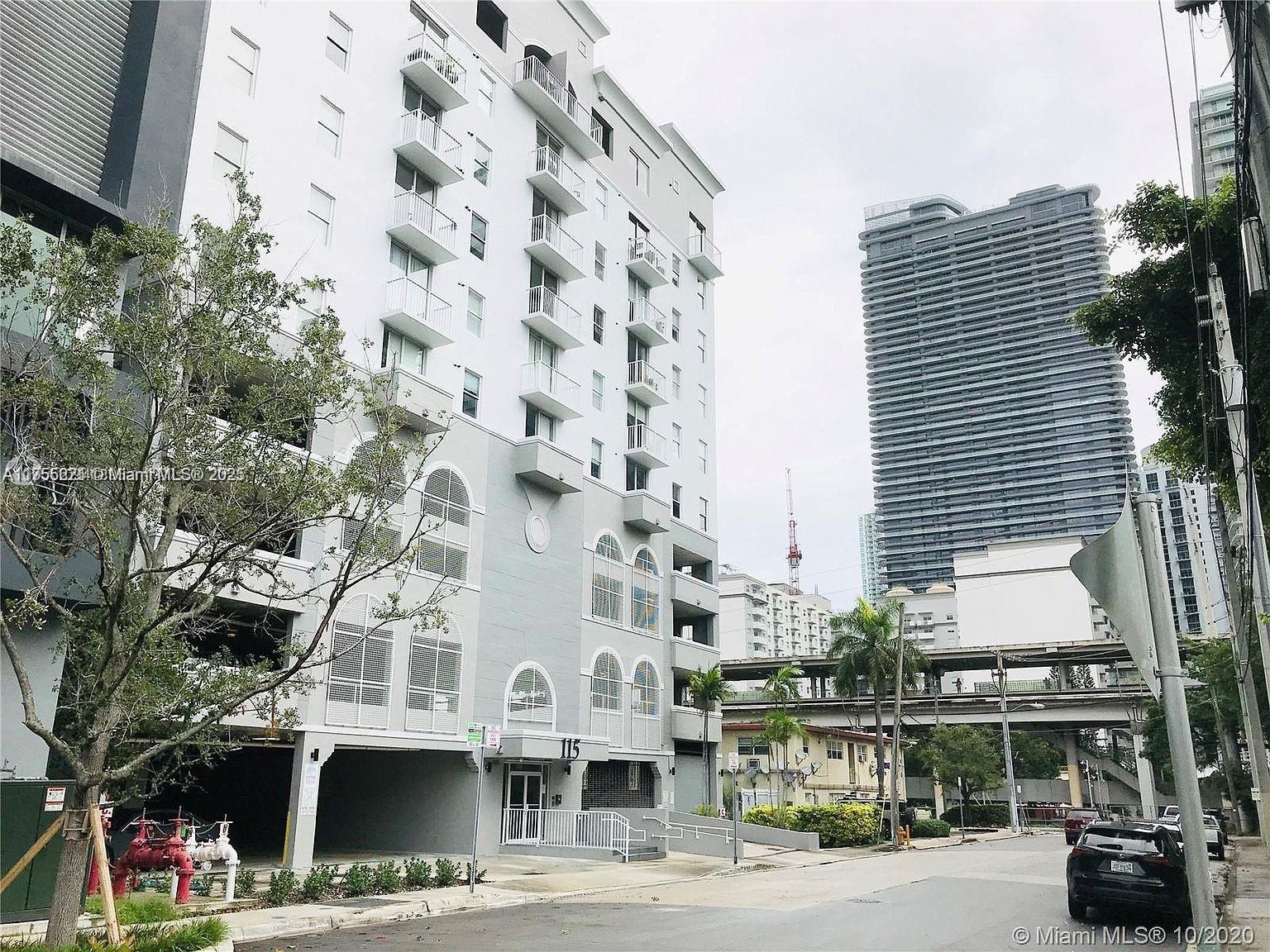 Nice unit in the heart of Brickell, one bedroom PLUS DEN.  Just steps from Mary Brickell Village, Metro Rail Station, Publix, shopping malls and best restaurants. Washer and dryer inside unit. Covered parking. Boutique building.
Water included.