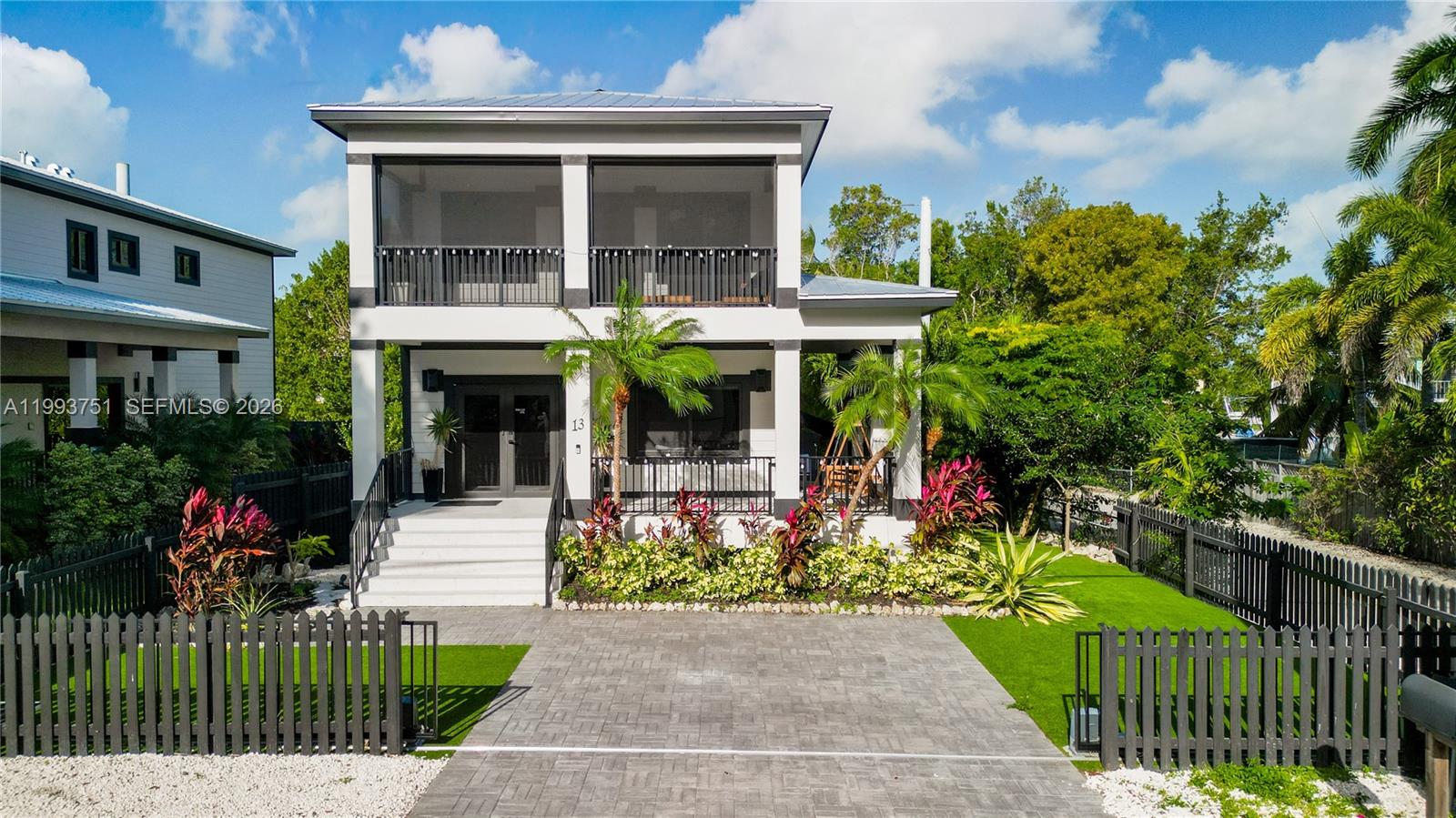 PARADISE POINT - Residential
