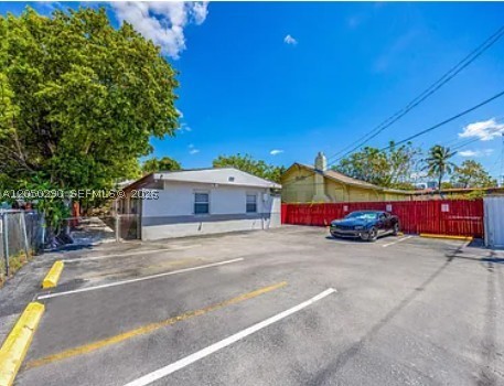 1-bedroom, 1-bathroom studio. Located just minutes from Wynwood, Midtown, the Design District and Downtown, this unit puts you at the center of Miami’s best dining, shopping, and cultural hotspots. Close to vibrant art galleries, trendy cafés, local markets and easy access to major highways and public transit.