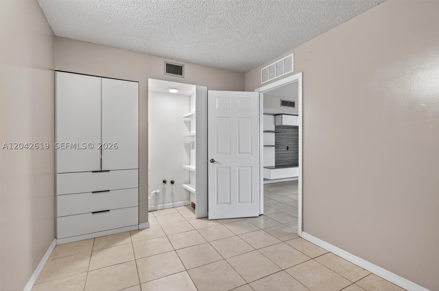 THE HORIZONS CONDO #5 - Residential Lease
