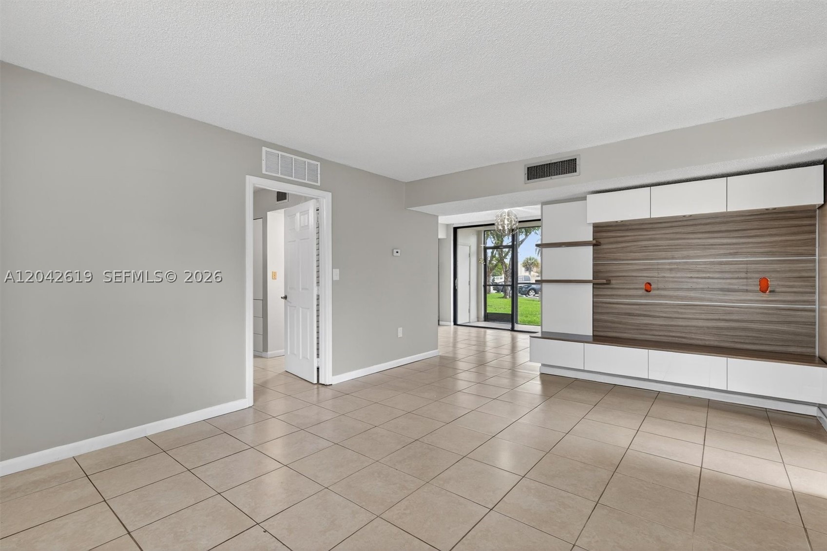 THE HORIZONS CONDO #5 - Residential Lease