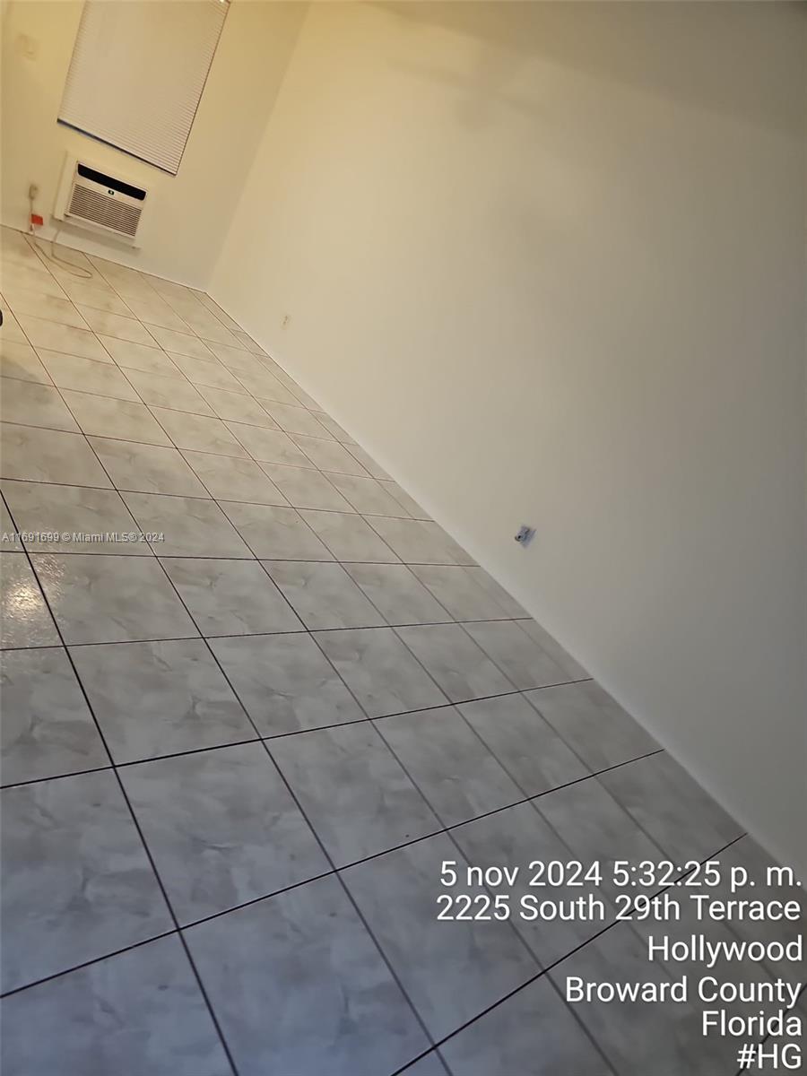 Show & Rent! 1Bed 1Bath centrally located in the heart of Hollywood close to young circle, all shopping and restaurants. Washer and dryer on site, water is included in the rent. Great management -- rapid approval to qualified applicants. Won't Last!