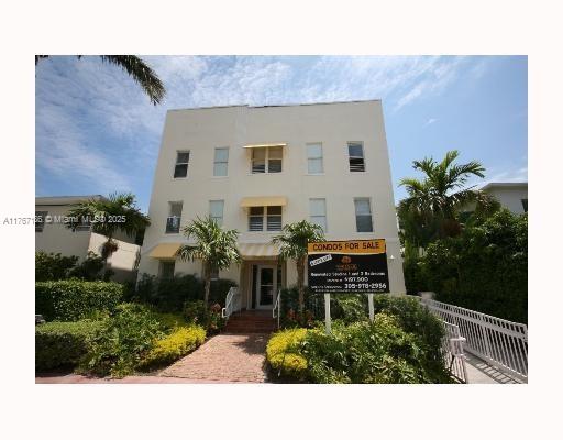 Great unit. Wonderful location on Lenox avenue. Beautiful wood floors, kitchen and appliances, bathroom and bedroom. Located in a very nice gated building on Lenox avenue. One block from Lincoln road. Very spacious and bright. Well maintained building. Low taxes and maintenance. Great for investment or to live in.