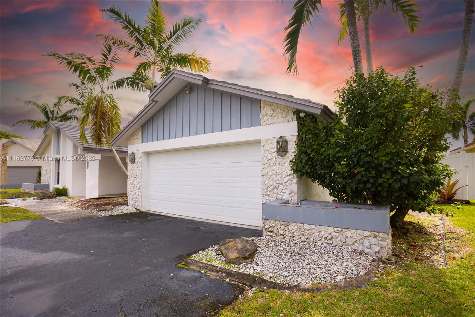 JACARANDA LAKES SEC ELEVE - Residential
