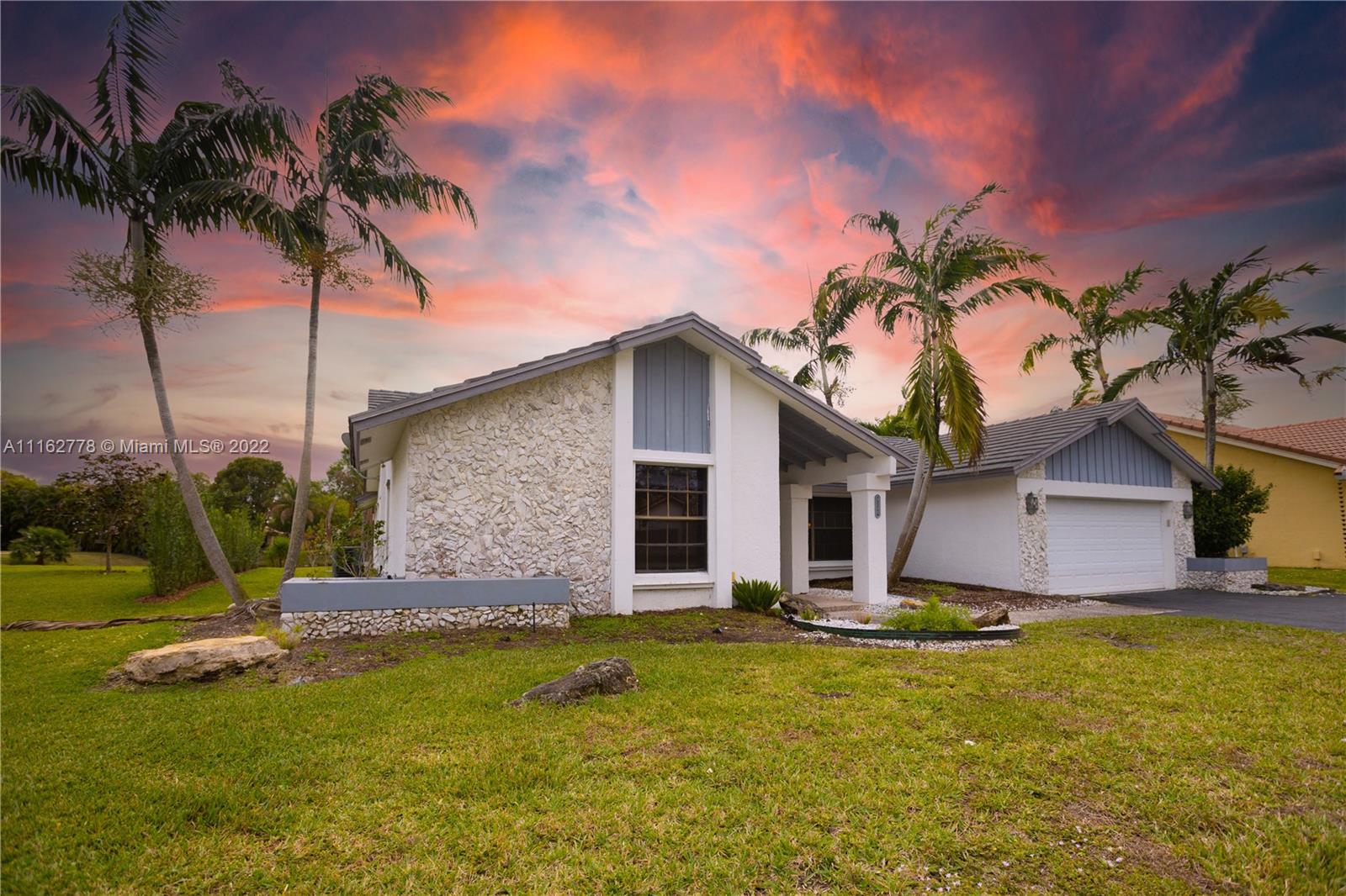 JACARANDA LAKES SEC ELEVE - Residential