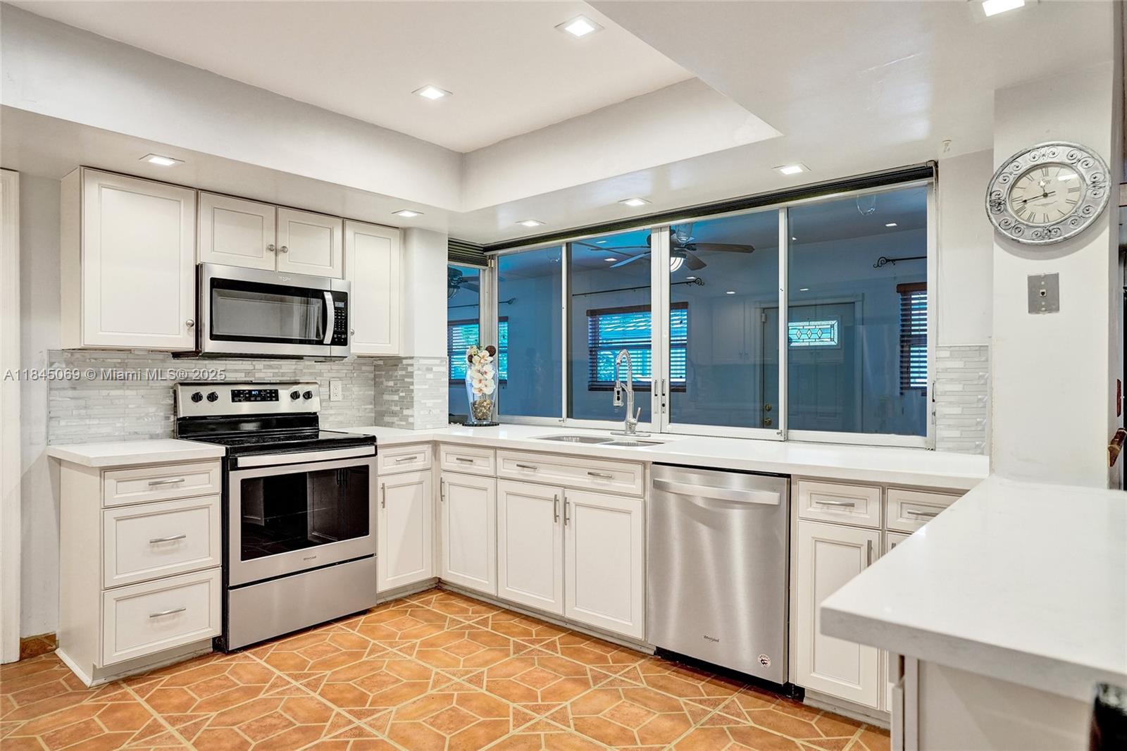 ARROWHEAD COUNTRY HOMES - Residential