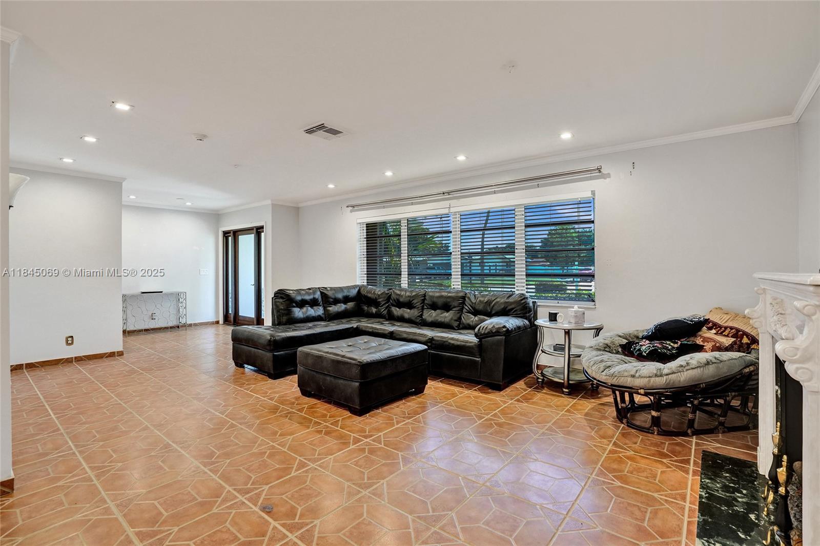 ARROWHEAD COUNTRY HOMES - Residential