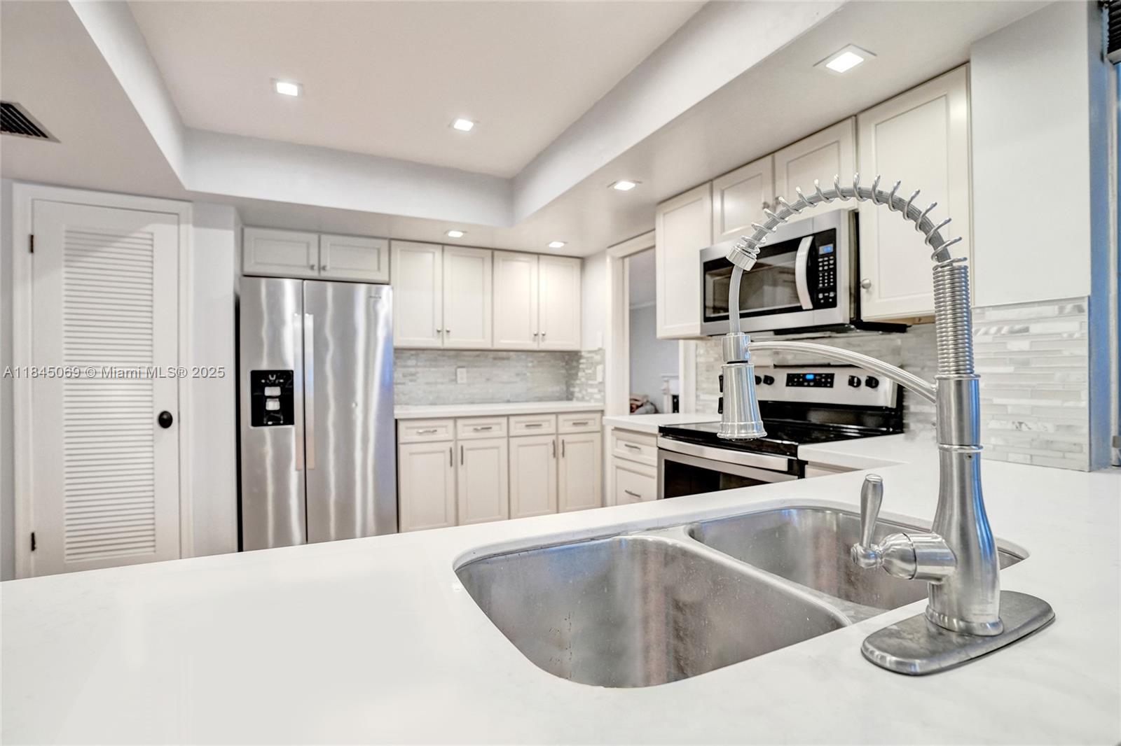 ARROWHEAD COUNTRY HOMES - Residential