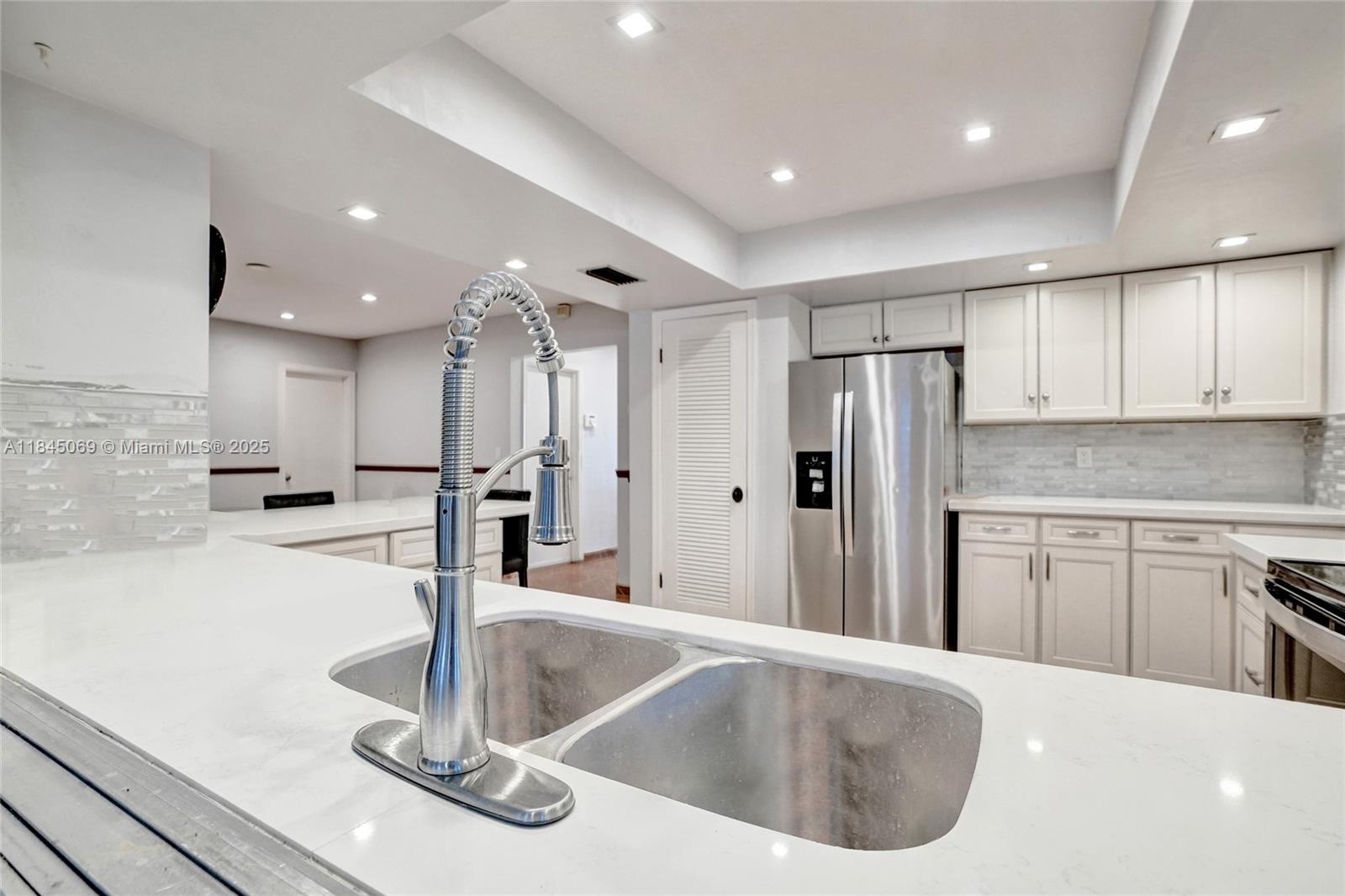 ARROWHEAD COUNTRY HOMES - Residential