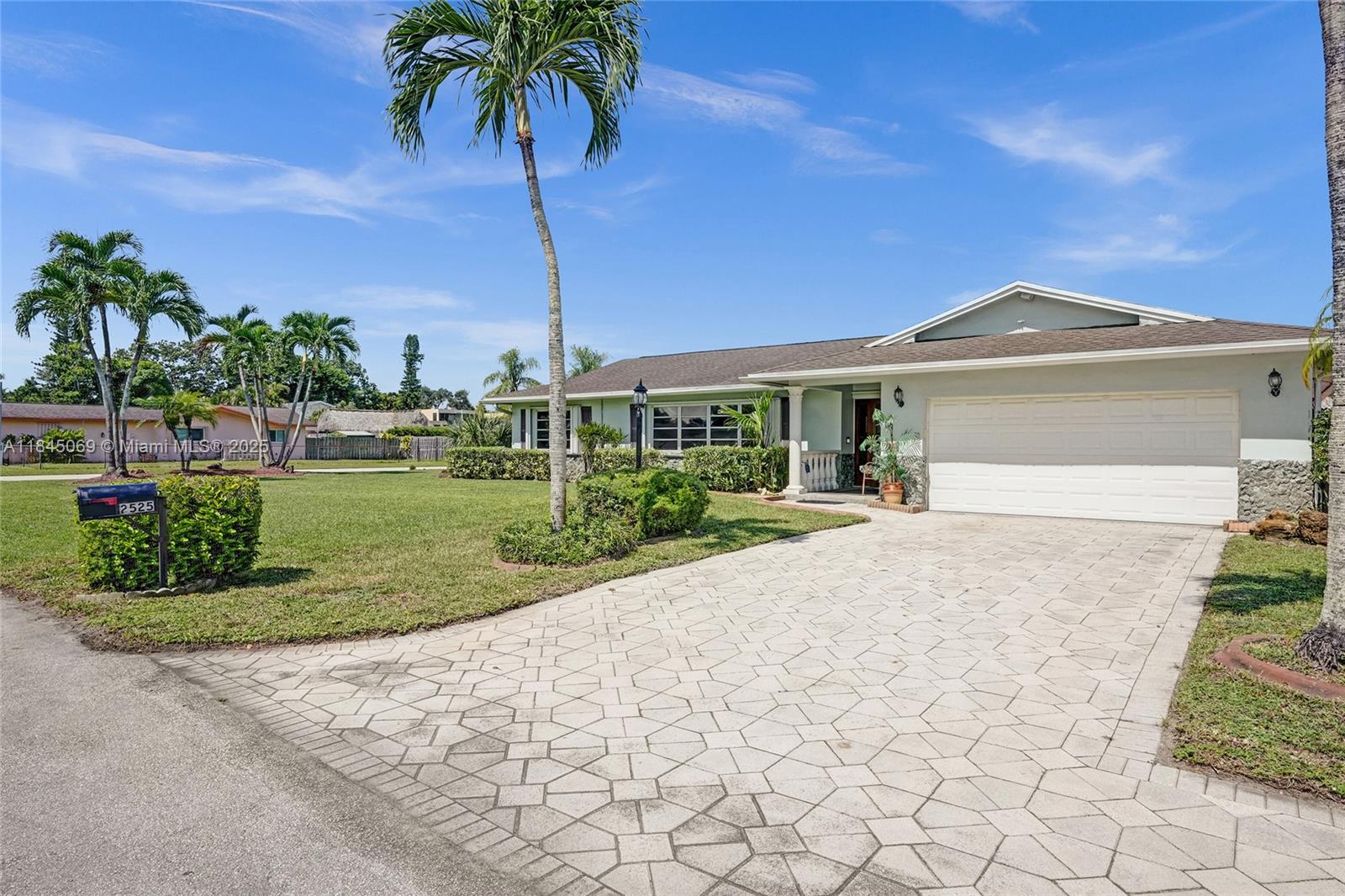 ARROWHEAD COUNTRY HOMES - Residential