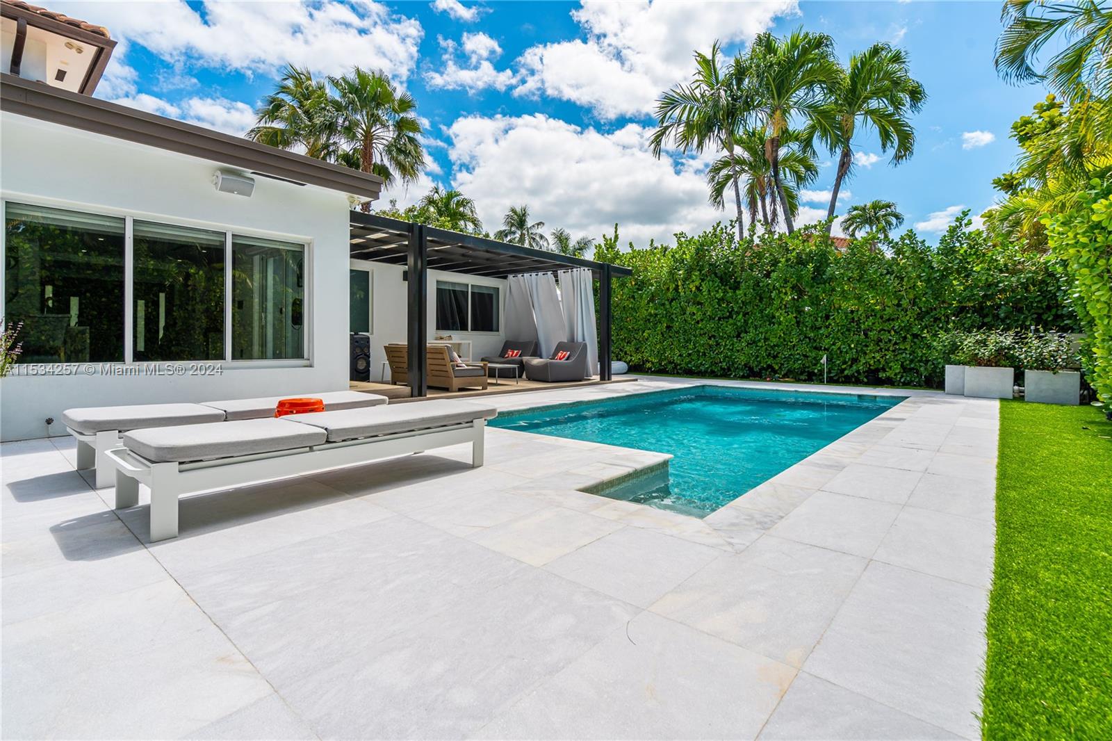 TROPICAL ISLE HOMES - Residential