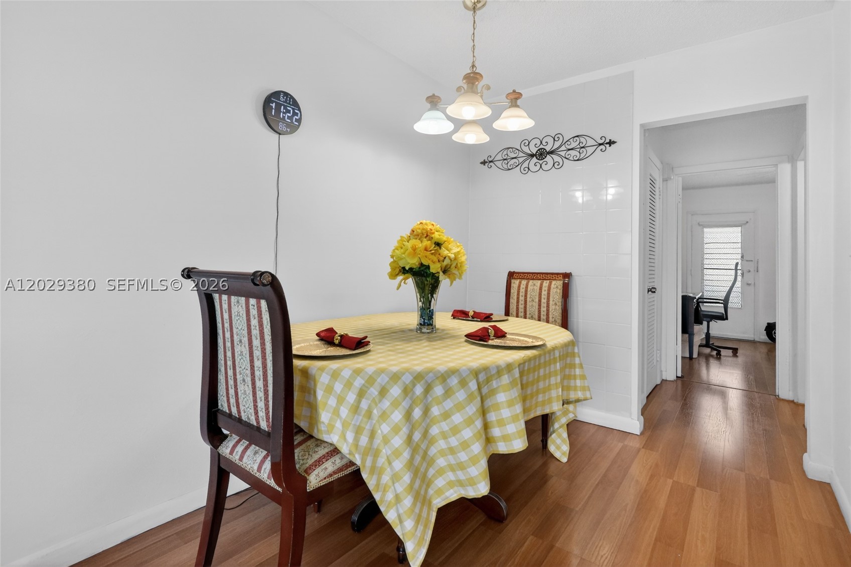 Cozy and beautiful condo. Great location near the best restaurants in aventura. Aventura mall, ,Gulf Stream Mall and casino, right in the county line between Broward and Miami Dade. Seller is very motivated. DON’T MISS THIS OPPORTUNITY !!