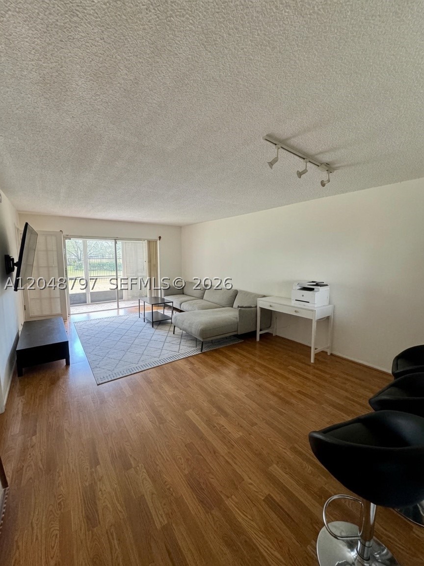 HILLCREST COUNTRY CLUB NO - Residential Lease