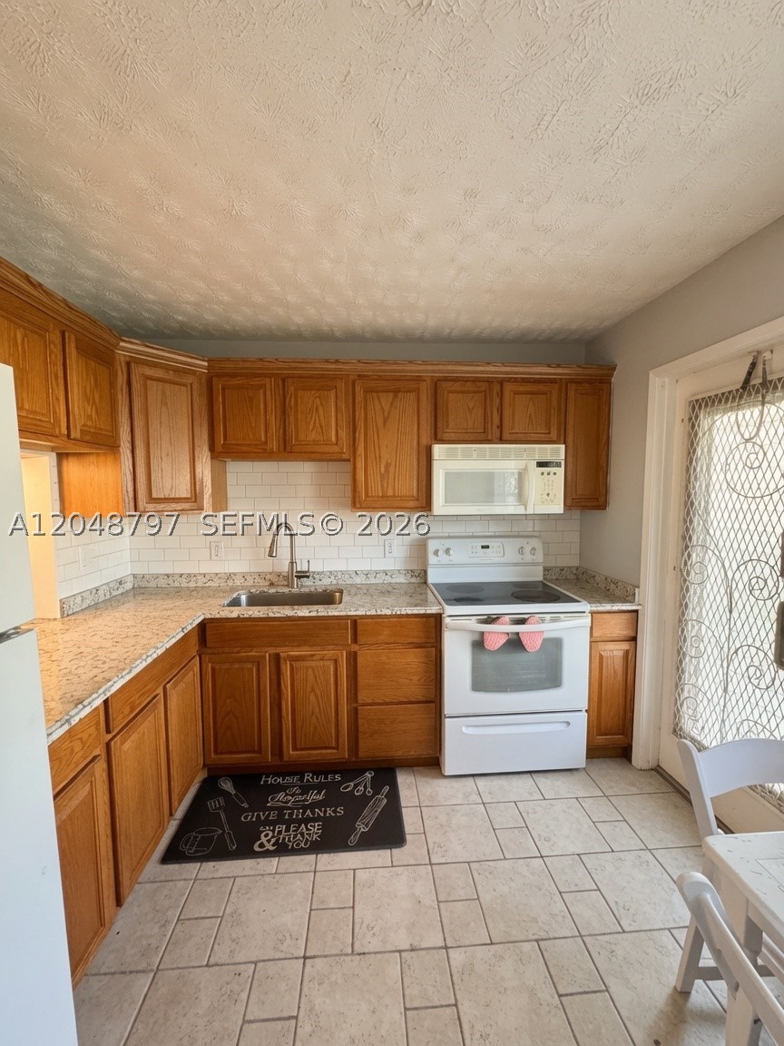 HILLCREST COUNTRY CLUB NO - Residential Lease