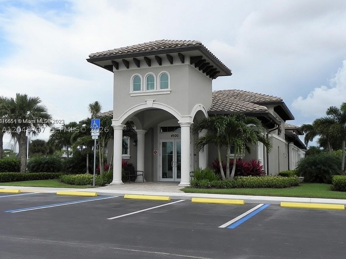 HILLCREST COUNTRY CLUB NO - Residential Lease