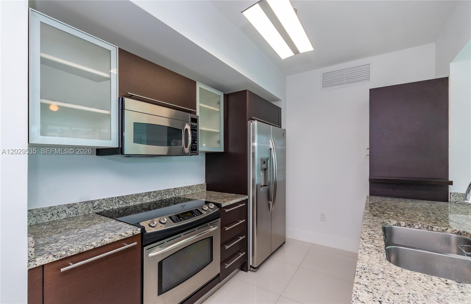 THE PLAZA 901 BRICKELL CO - Residential Lease
