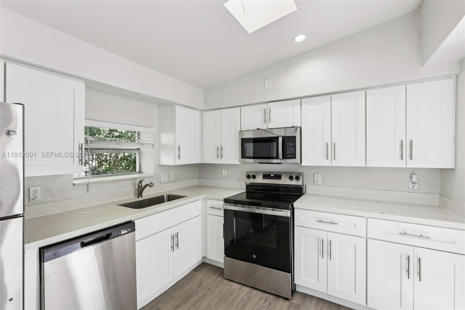 HOLLYWOOD LITTLE RANCHES - Residential