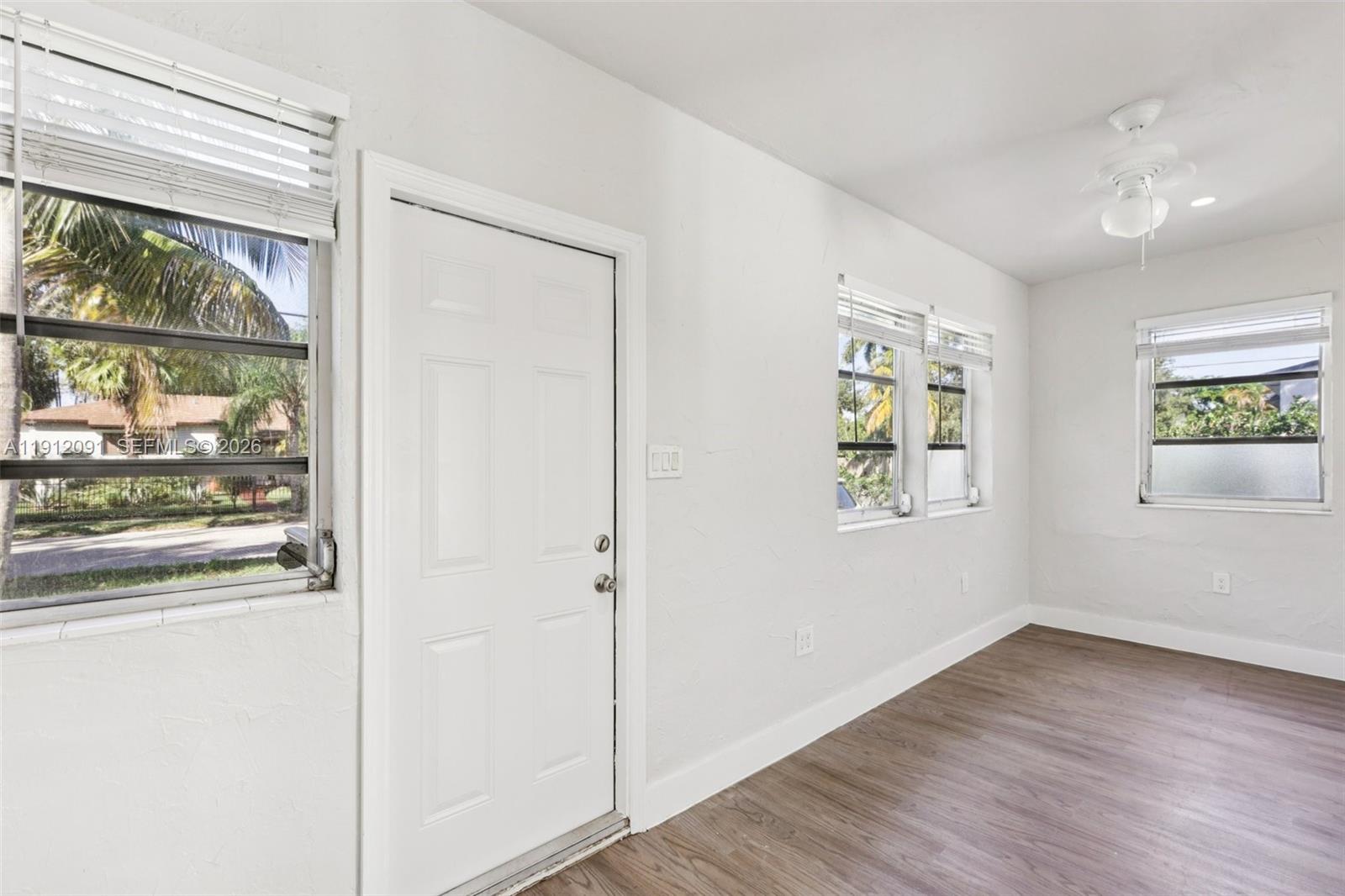 HOLLYWOOD LITTLE RANCHES - Residential