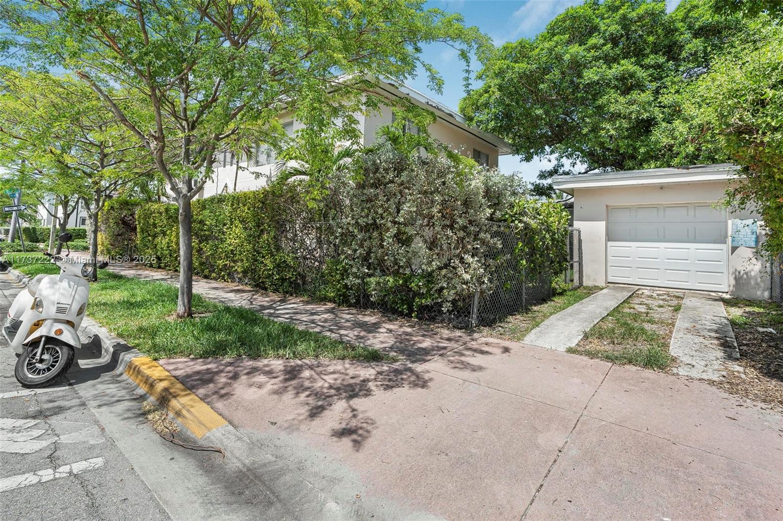 BISCAYNE BCH SUB - Residential Lease