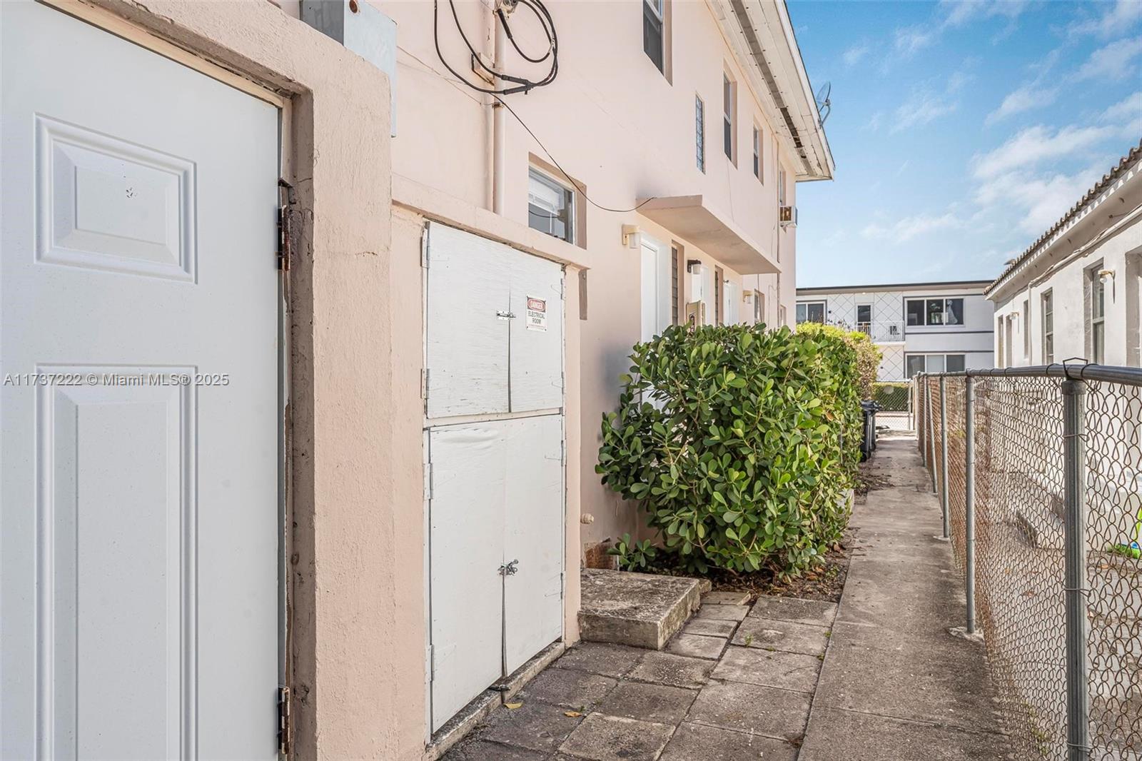 BISCAYNE BCH SUB - Residential Lease