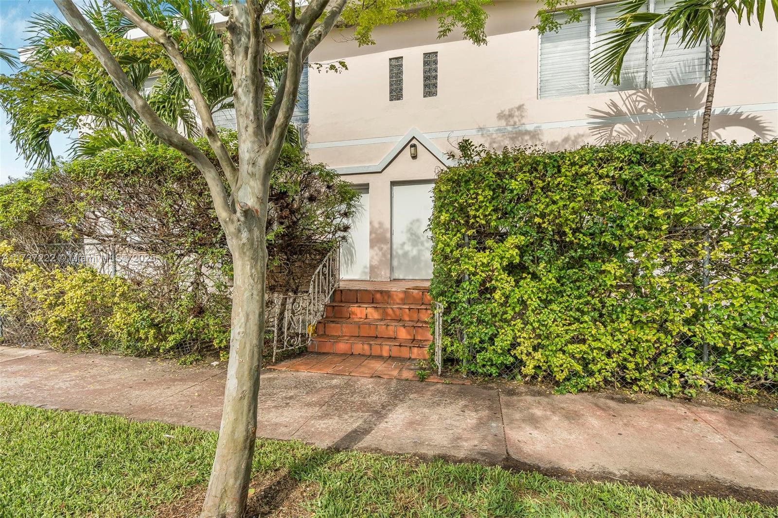 BISCAYNE BCH SUB - Residential Lease