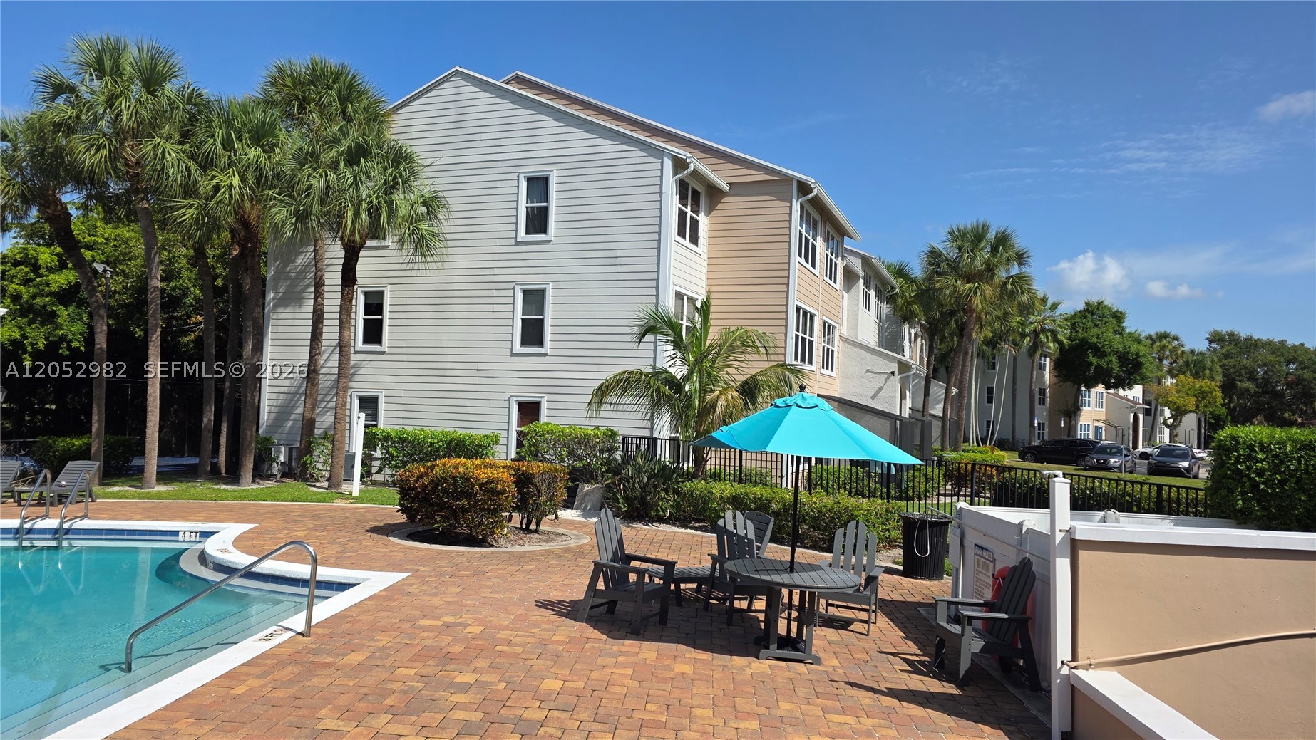 BIG 1 BEDROOM, 1 BATH + DEN (SMALL 2ND ROOM) ON 2ND FLOOR WITH UPDATED KITCHEN AND BATH,LAMINATE FLOORS, WASHER/DRYER IN UNIT. GREAT LOCATED GATED COMMUNITY WITH POOL, BBQ, TENNISAND BASKETBALL COURTS, GYM, AND CLUBROOM. MAJOR RENOVATIONS BEING DONE TO THE COMPLEX . NO  SPECIAL ASSESSMENT. PROOF OF FUNDS AND SCHEDULED SHOWING REQUIRED AS TENANT IN PLACE PAYING $1900 UNTIL6/30/2027.