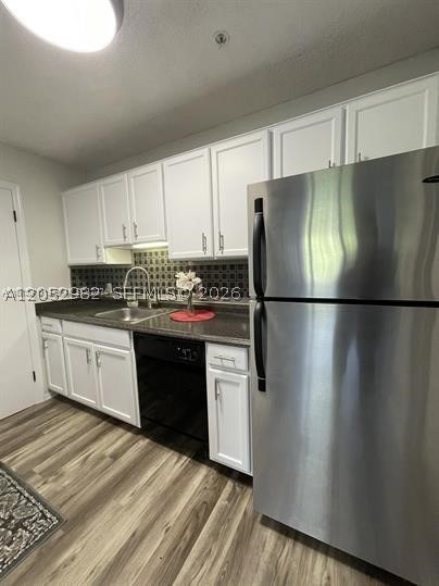 BIG 1 BEDROOM, 1 BATH + DEN (SMALL 2ND ROOM) ON 2ND FLOOR WITH UPDATED KITCHEN AND BATH,LAMINATE FLOORS, WASHER/DRYER IN UNIT. GREAT LOCATED GATED COMMUNITY WITH POOL, BBQ, TENNISAND BASKETBALL COURTS, GYM, AND CLUBROOM. MAJOR RENOVATIONS BEING DONE TO THE COMPLEX . NO  SPECIAL ASSESSMENT. PROOF OF FUNDS AND SCHEDULED SHOWING REQUIRED AS TENANT IN PLACE PAYING $1900 UNTIL6/30/2027.