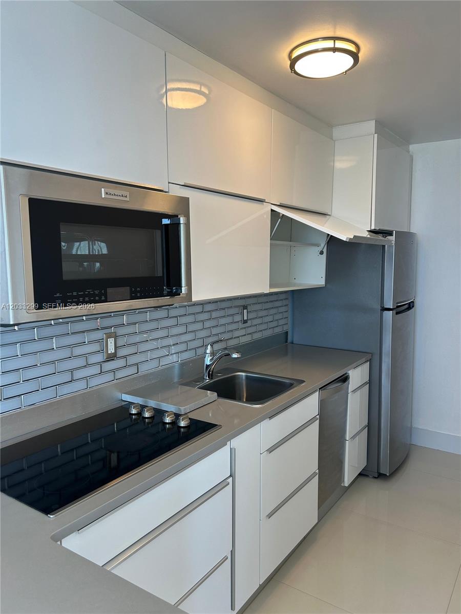 ISLANDER CONDO APTS - Residential Lease