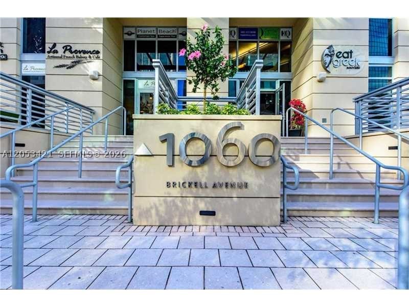 Best 1/1.5 bedroom line in the building at the vibrant 1060 Brickell. Unit has wood floors, a huge glass balcony overlooking the bay & the elegant Brickell Ave. Gorgeous kitchen has custom cabinetry, granite countertops & stainless-steel appliances. Amenities include 24hr valet, concierge, aerobics yoga room, wine & cigar room, virtual golf room, billiard room, massage room, spa, and swimming pool.