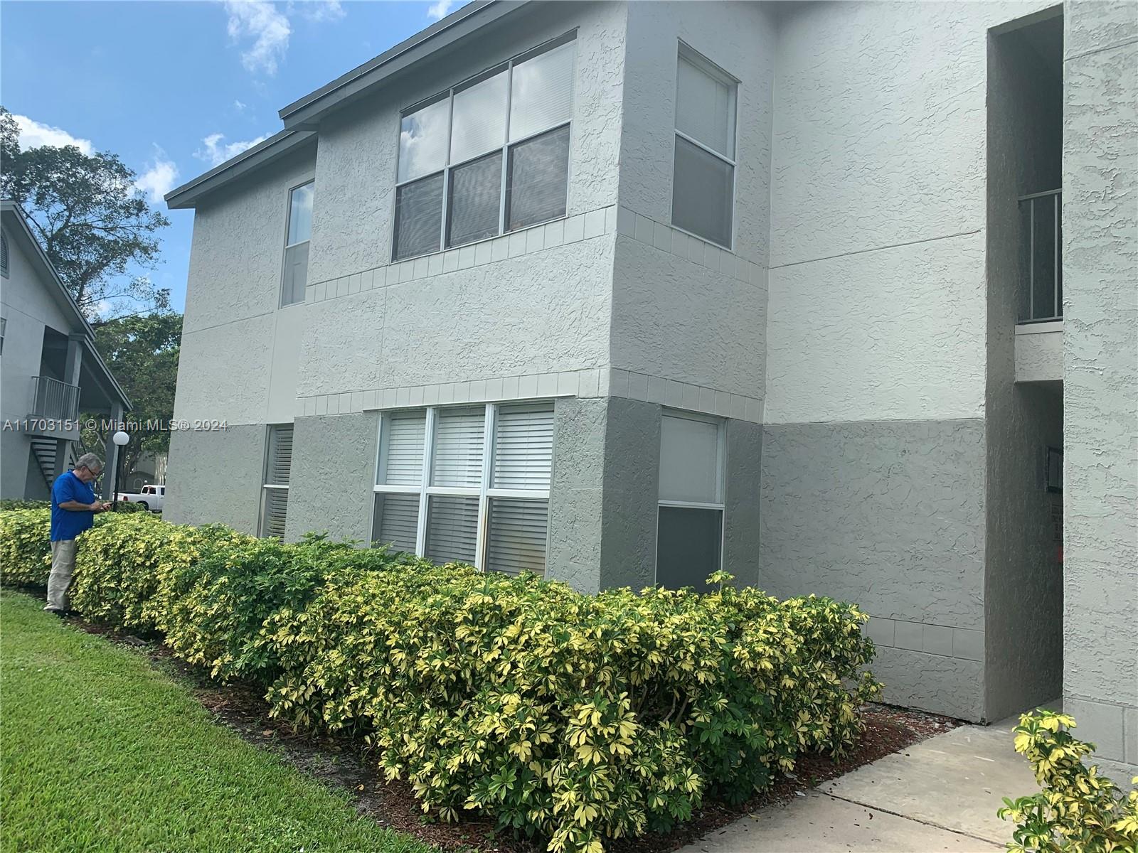 2 BED 2 BATHROOM CONDO FOR RENT WITH FULL-SIZED WASHER AND DRYER INSIDE THE UNIT , WATER AND TRASH ARE INCLUDED.  CONVENIENTLY LOCATED CLOSE TO SHOPPING, ENTERTAINMENT, PBI AIRPORT, I95.