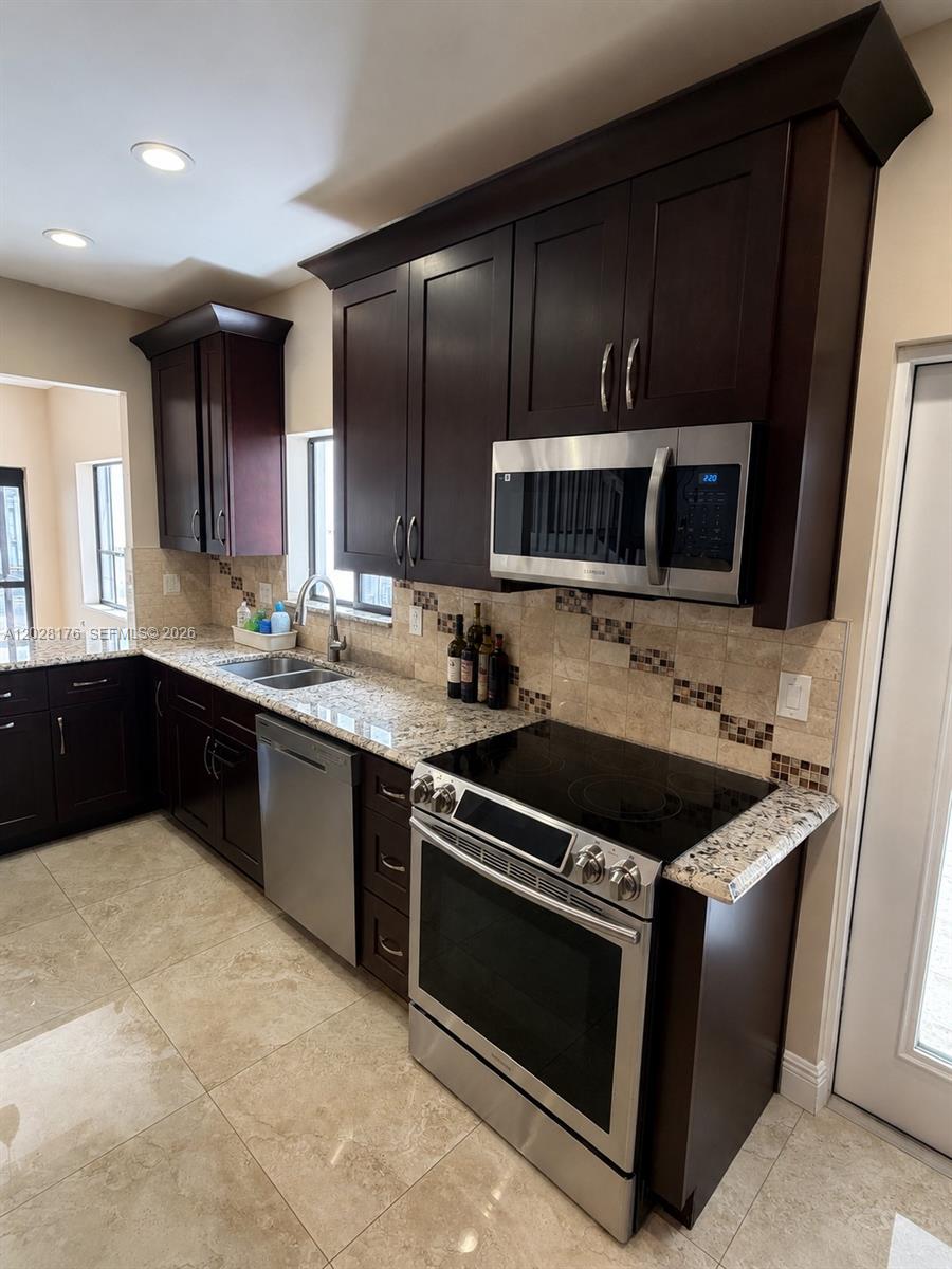 WIMBLEDON VILLAS OF VIA V - Residential