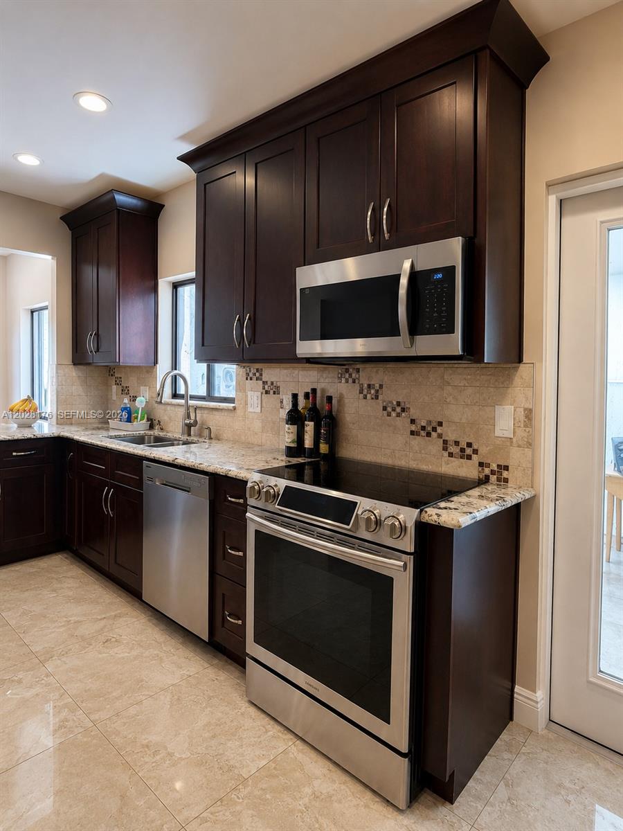 WIMBLEDON VILLAS OF VIA V - Residential