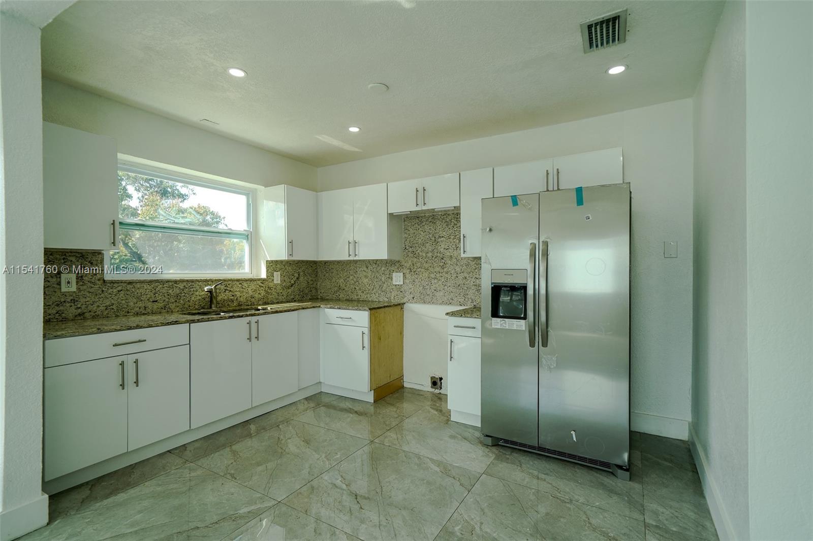 DIXIE MANOR - Residential Lease