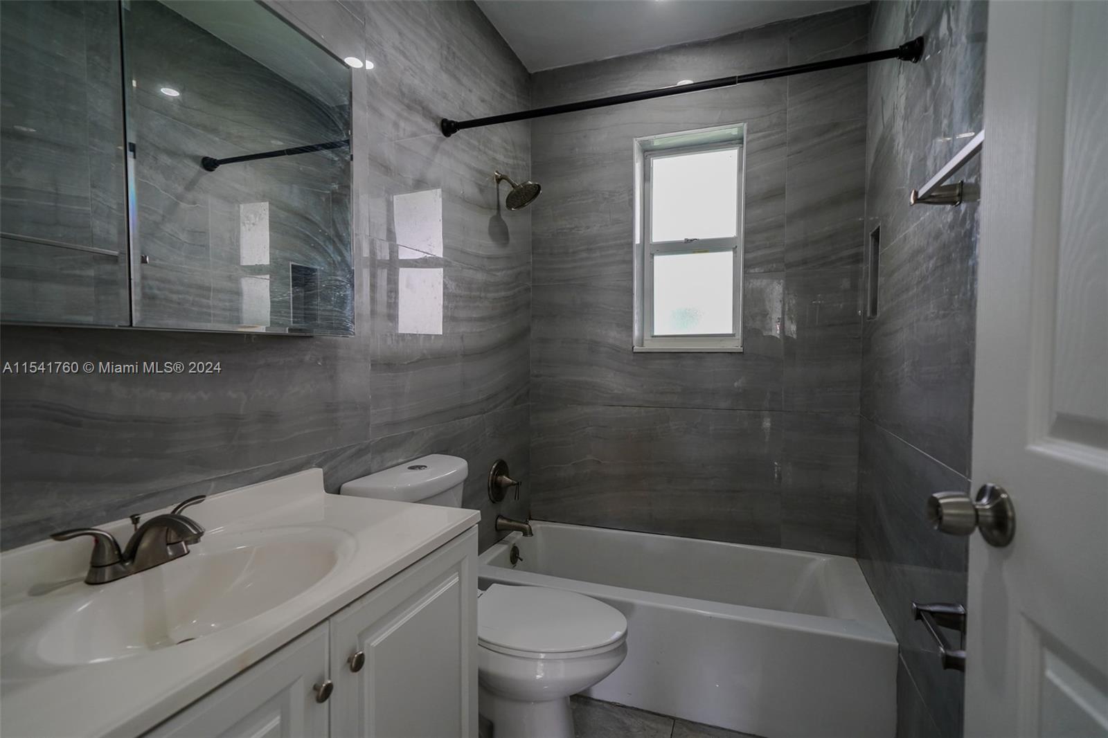 DIXIE MANOR - Residential Lease
