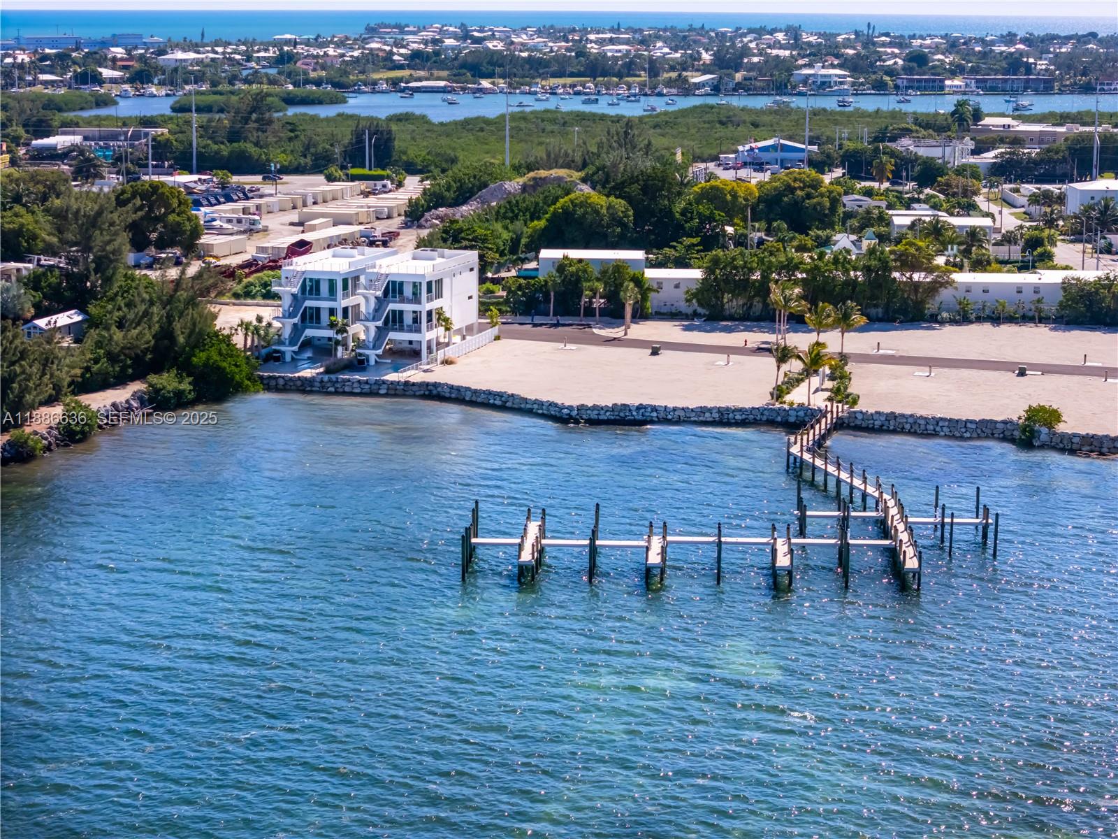 Marathon Beach - Land