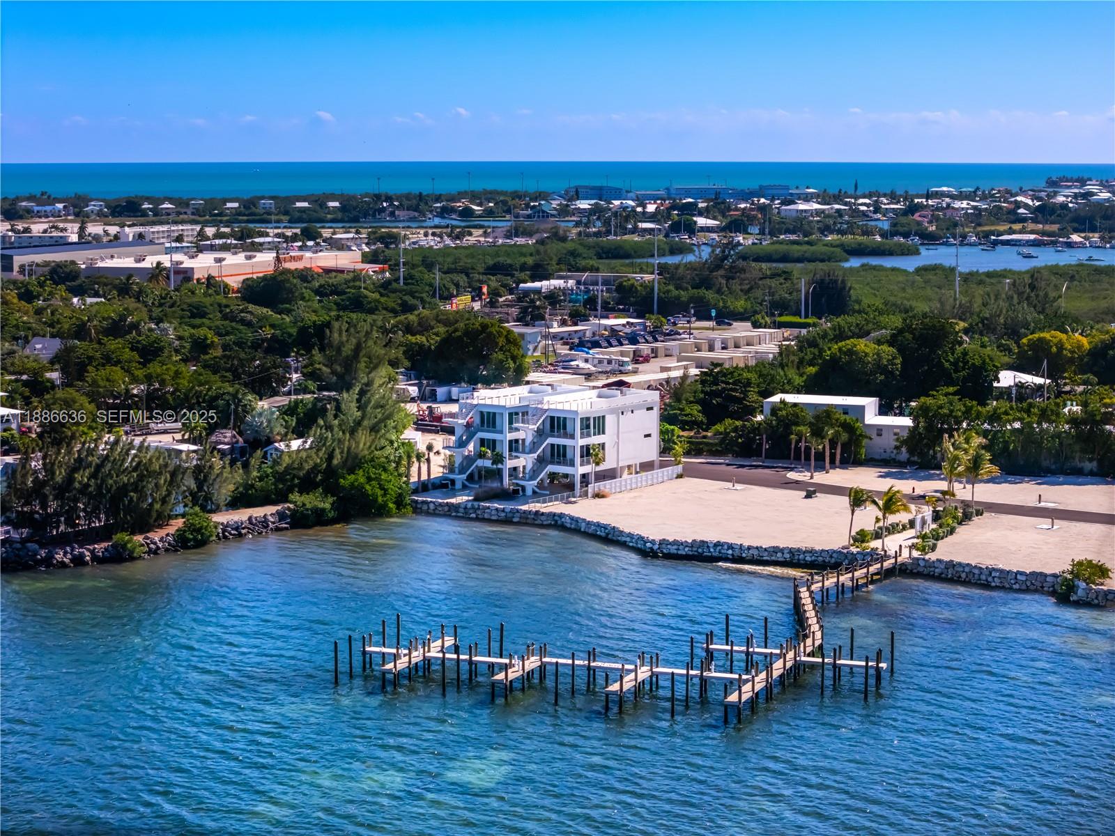 Marathon Beach - Land
