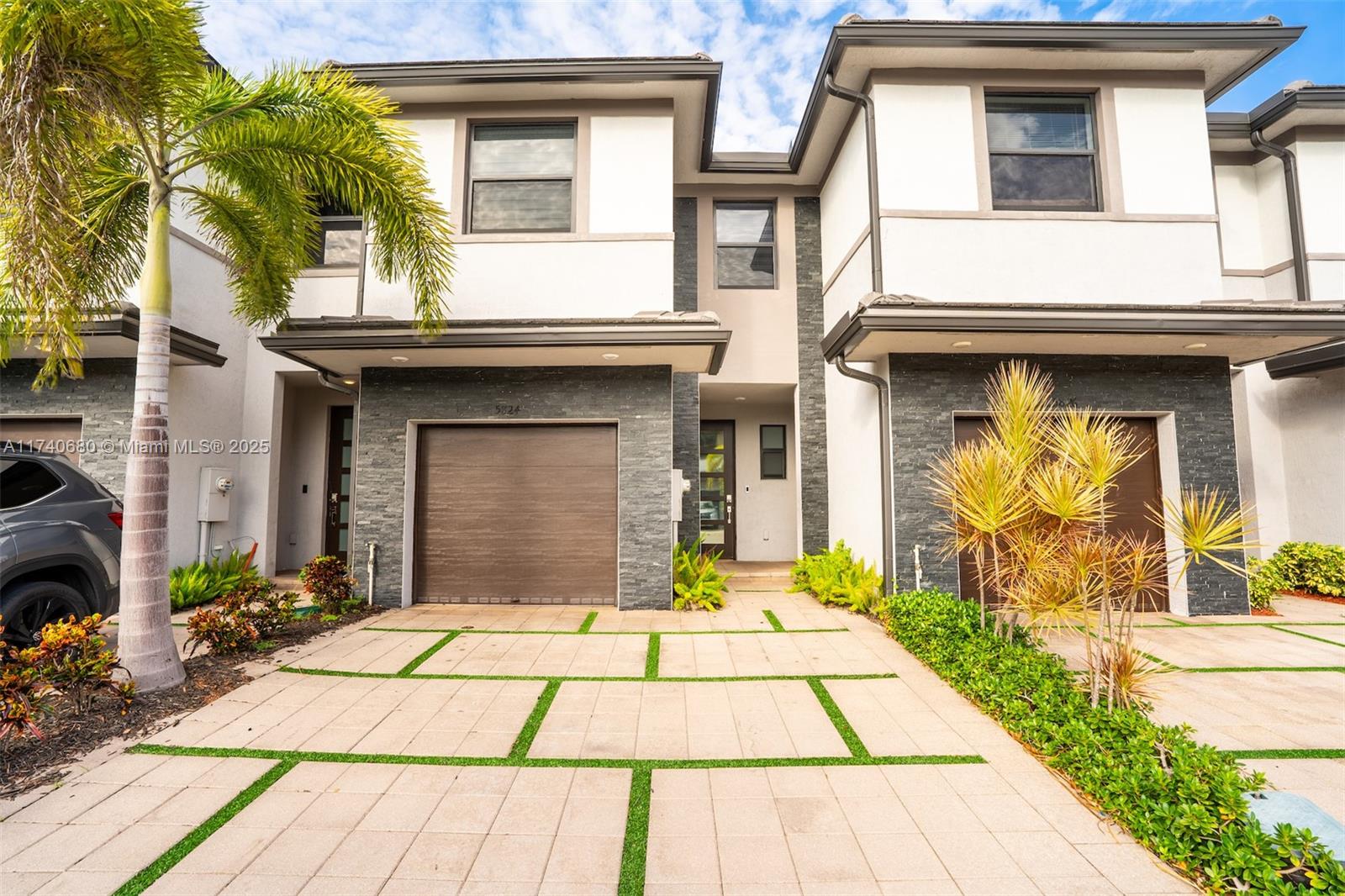 Stunning Townhome in the Luxurious Community of Satori Miami Lakes Available for Immediate Rent! This
Beautiful 3 Bedroom 2.5 Bath Home Features an Open Layout , Tall Ceilings, Stainless Steel Kitchen Appliances,
Large Yard, and Much Much More!!! The community is Gated and has an Amazing Clubhouse with All the Amenities
you Could Imagine Including Pools, Kids Waterpark, Gym and More! Centrally Located Close to Miami Lakes Main
Street Towncenter and Easy access to I-75. Come By and Take a Look at This Spectacular Home Today!