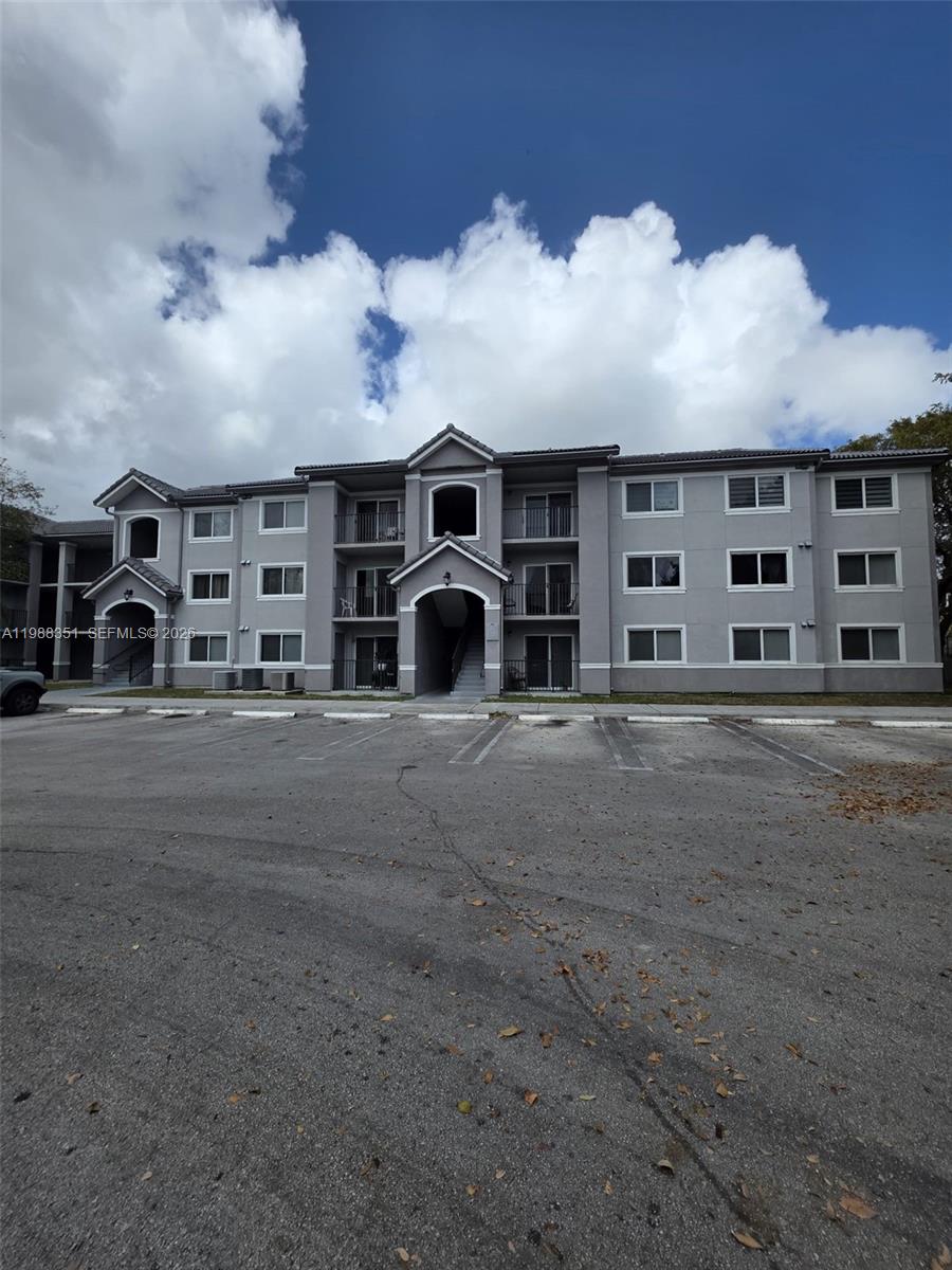VISTA TRACE 1 CONDO - Residential