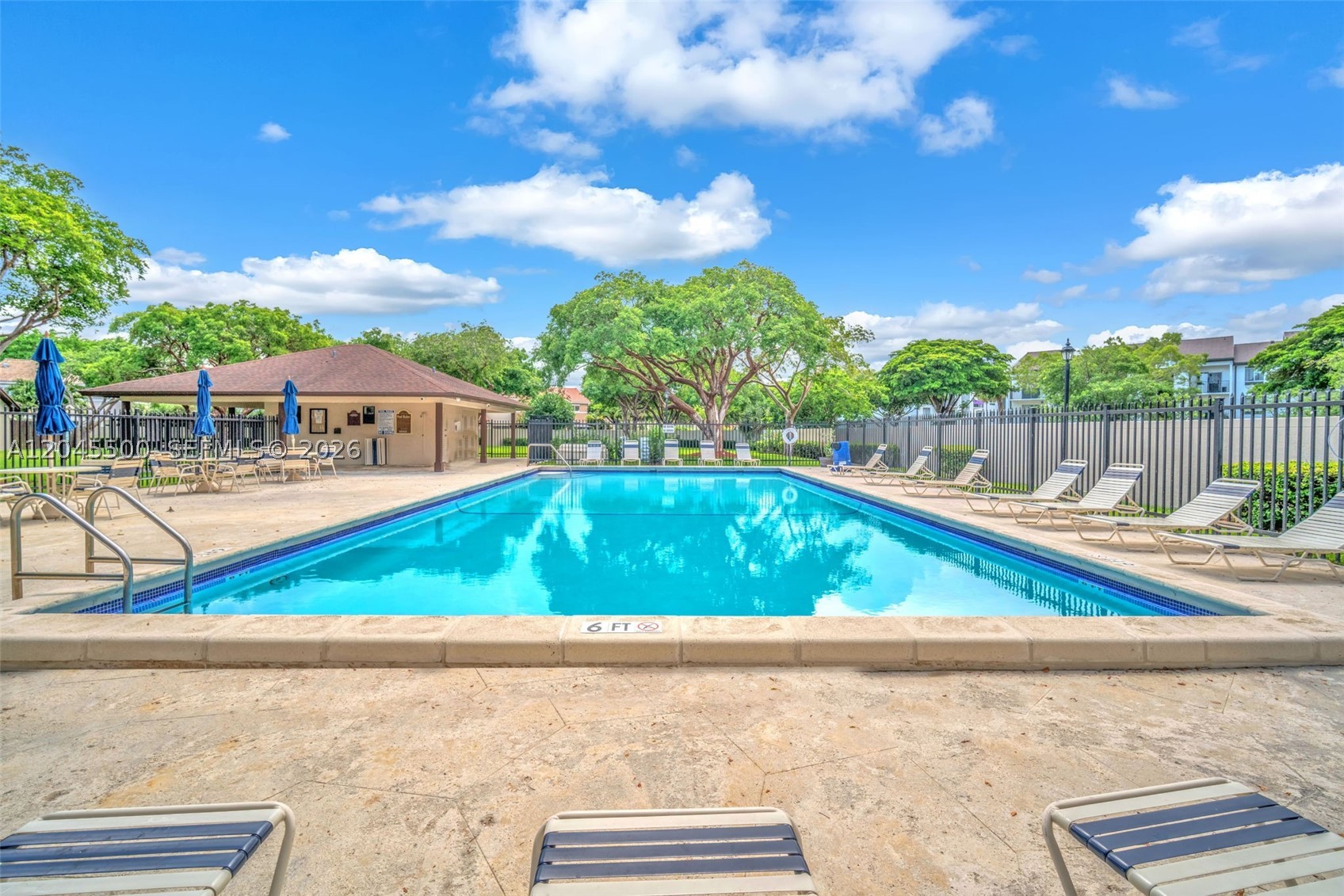 VALENCIA TOWNHOMES - Residential