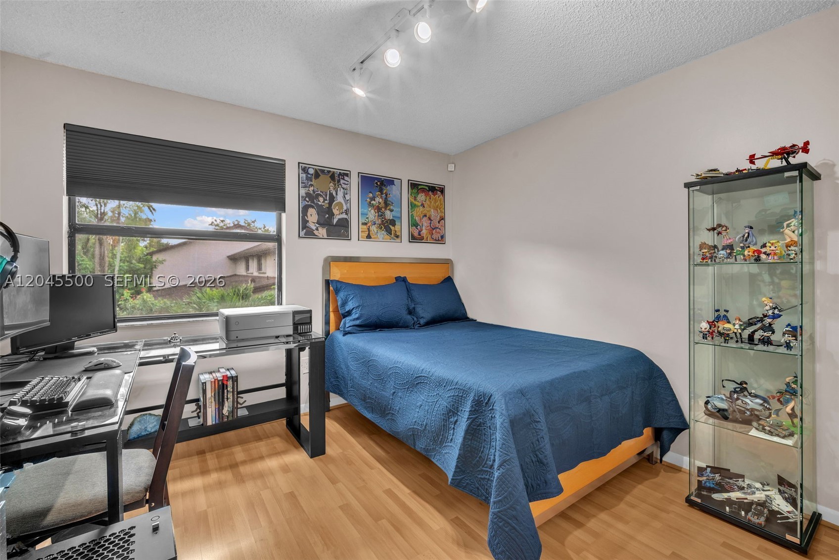 VALENCIA TOWNHOMES - Residential