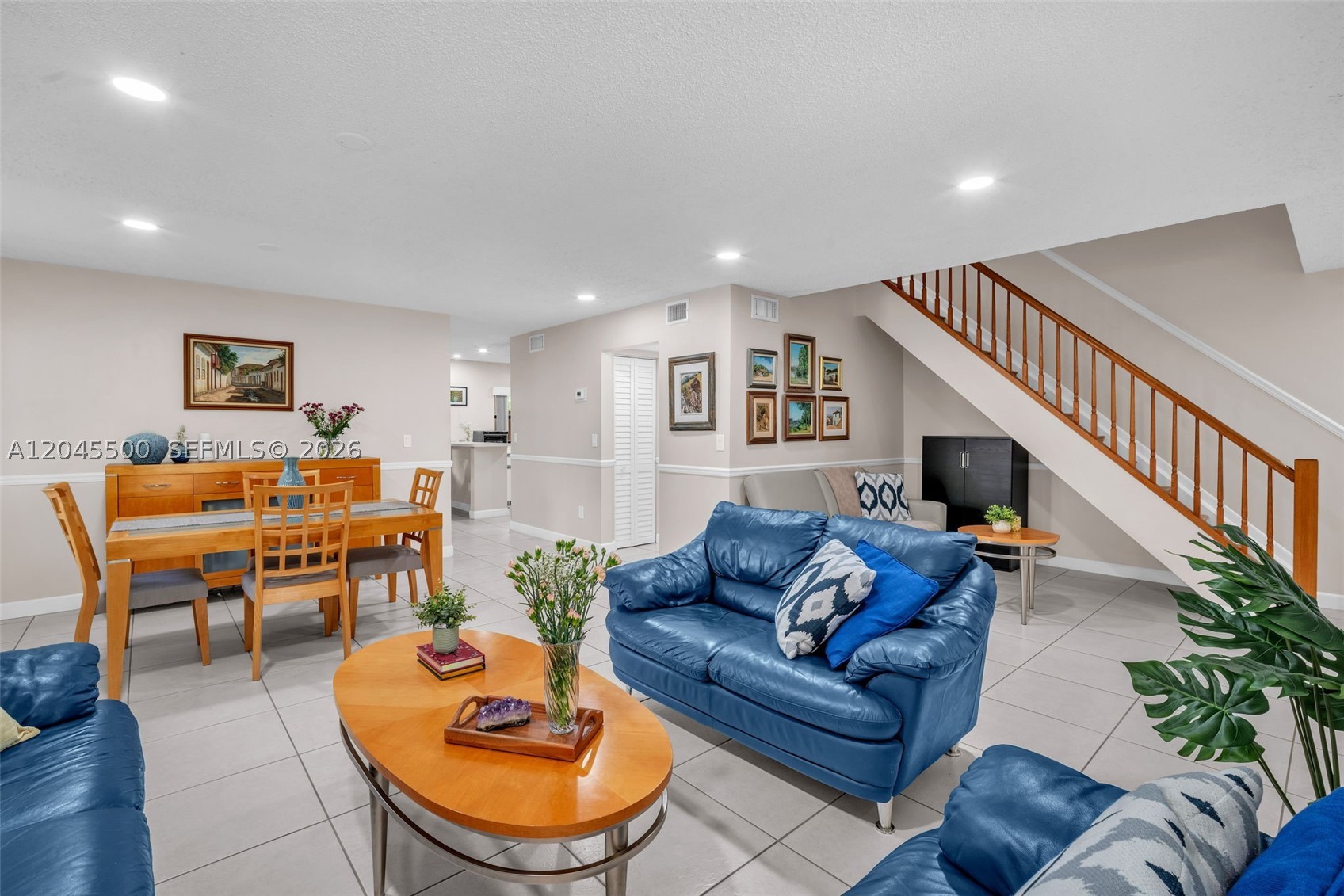 VALENCIA TOWNHOMES - Residential