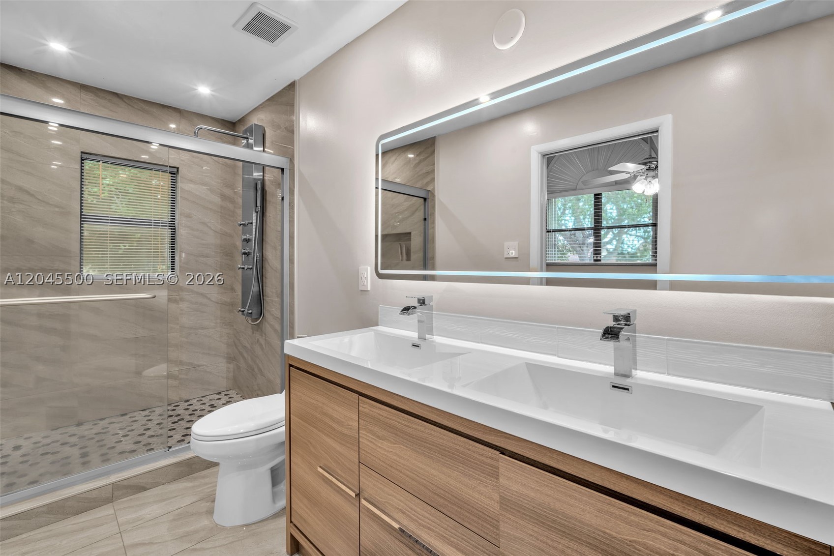 VALENCIA TOWNHOMES - Residential