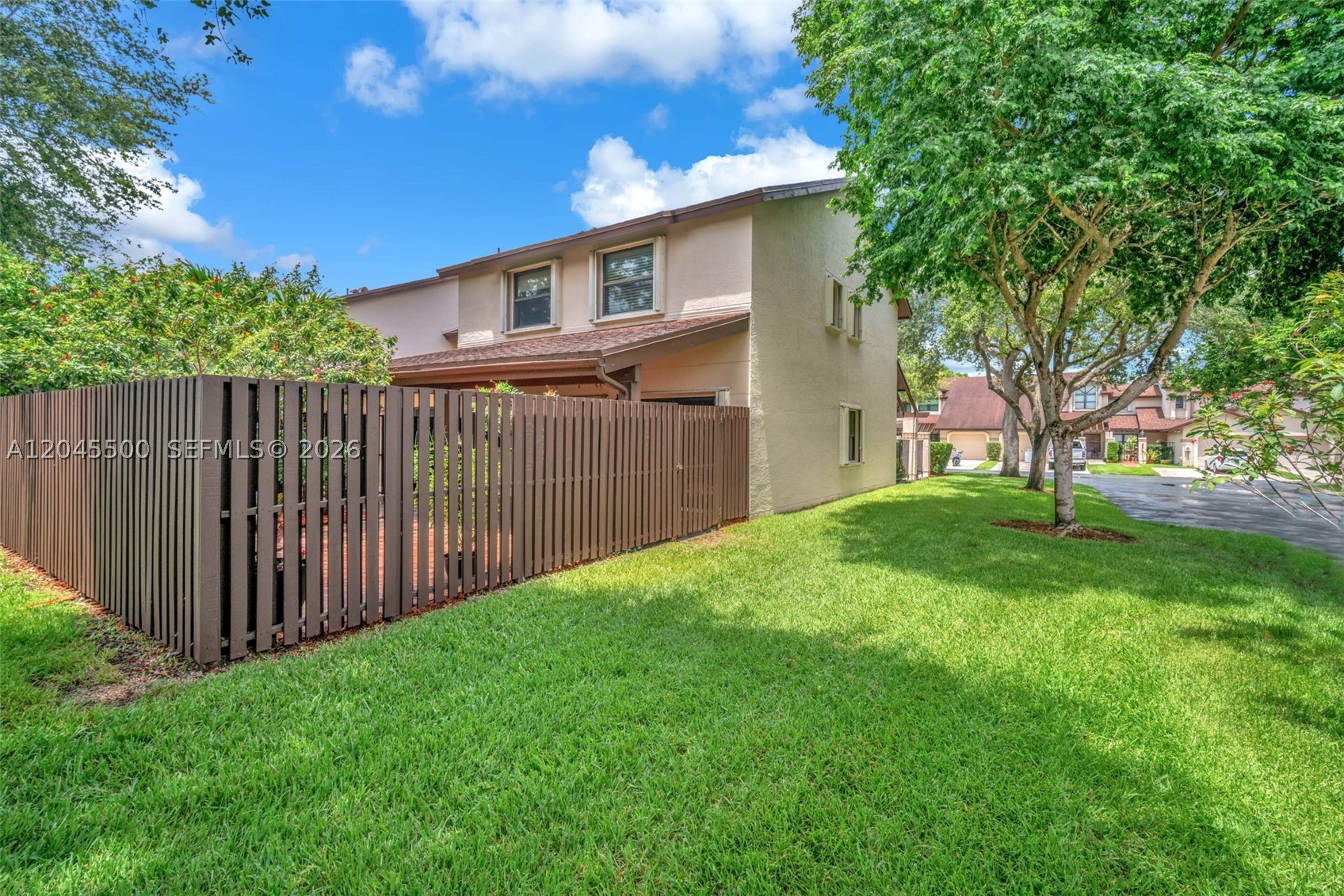 VALENCIA TOWNHOMES - Residential