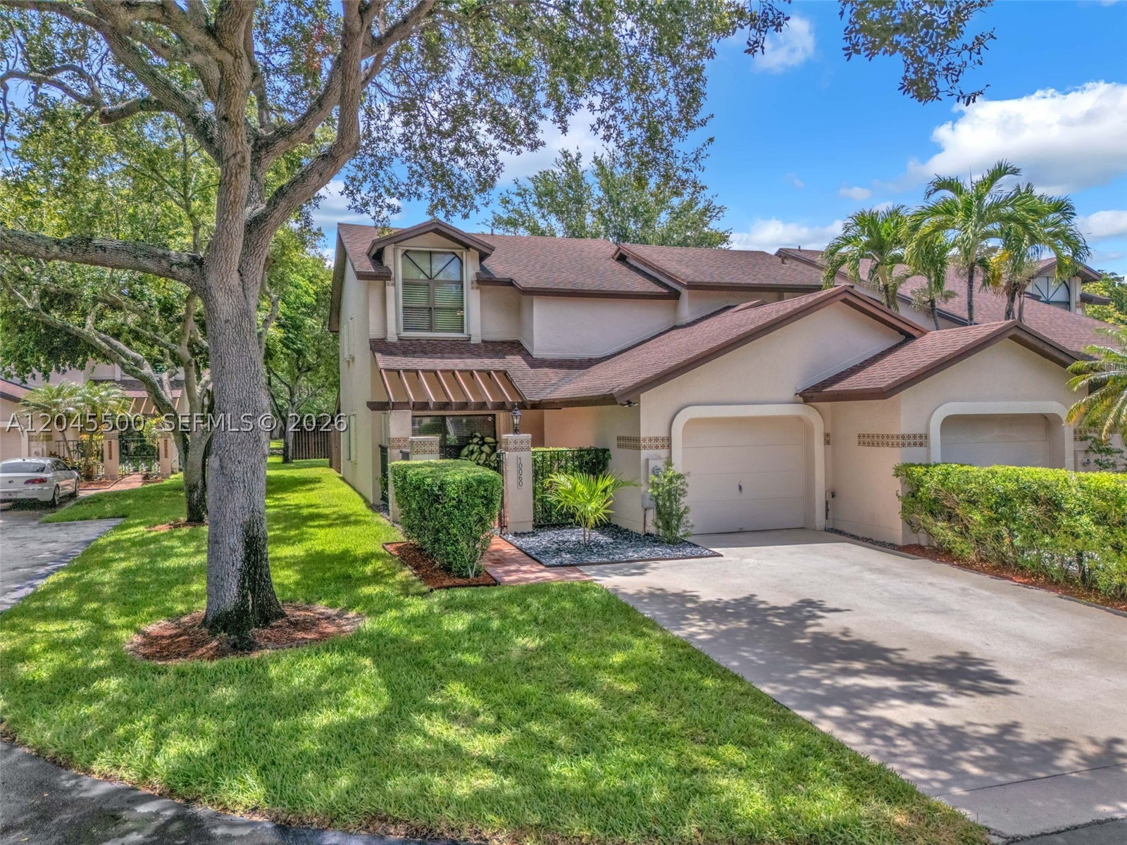 VALENCIA TOWNHOMES - Residential
