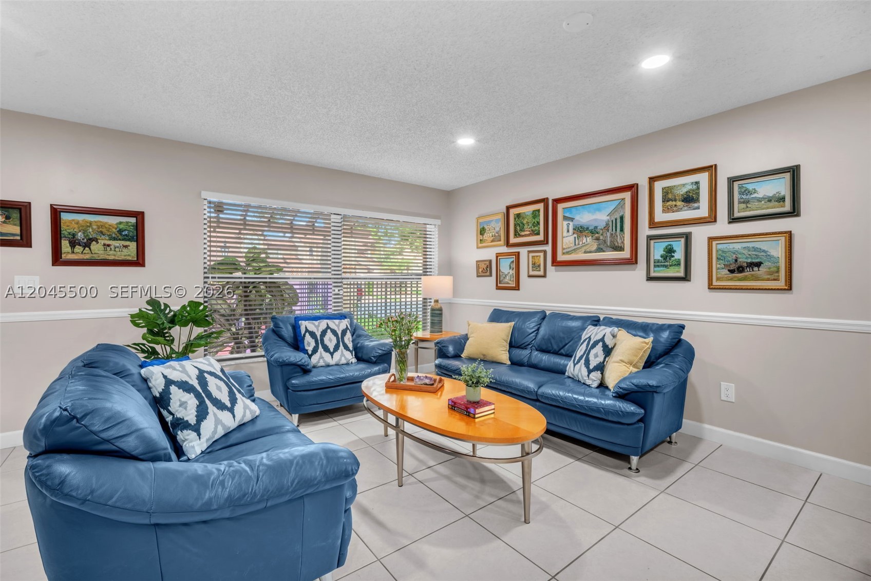 VALENCIA TOWNHOMES - Residential