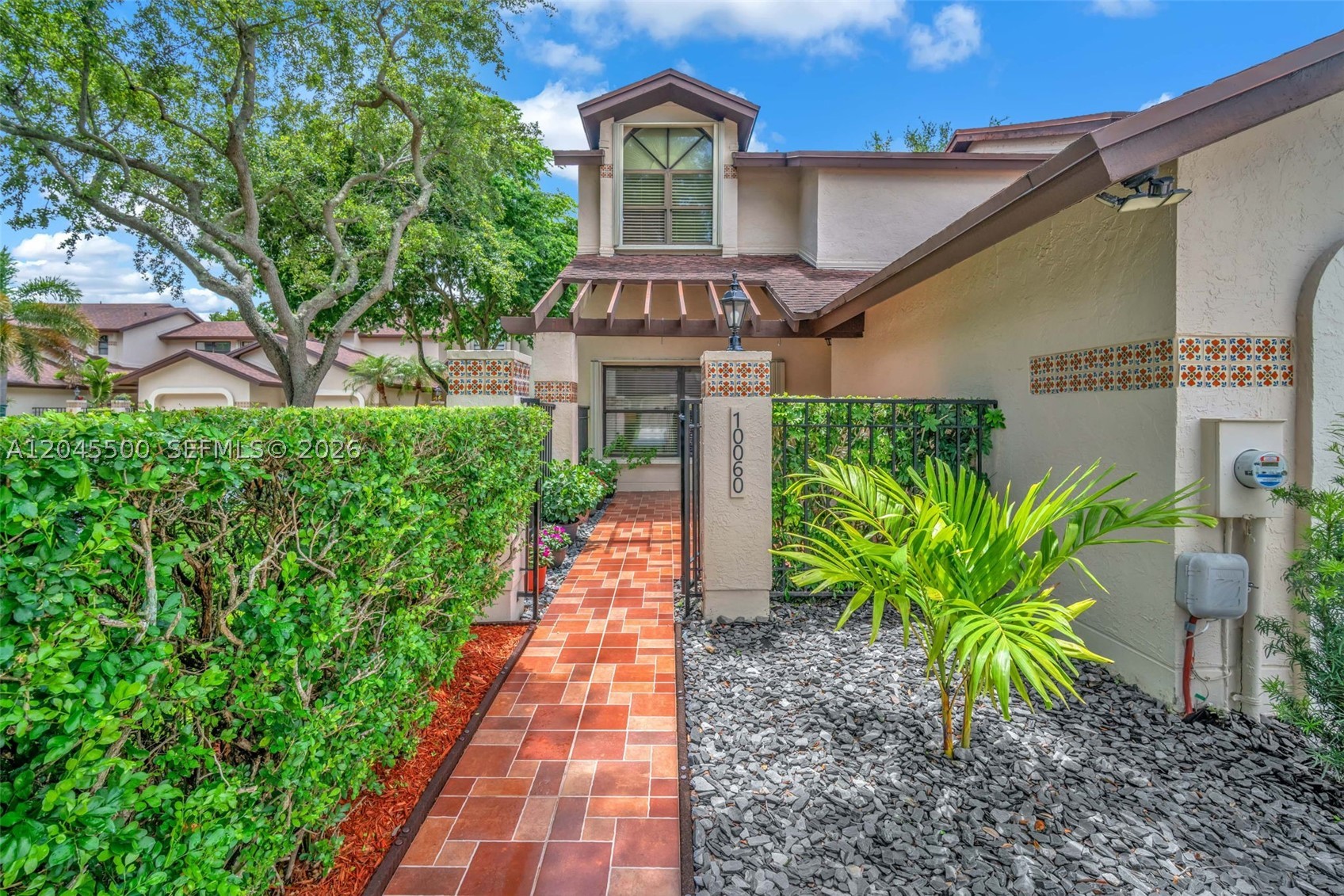 VALENCIA TOWNHOMES - Residential