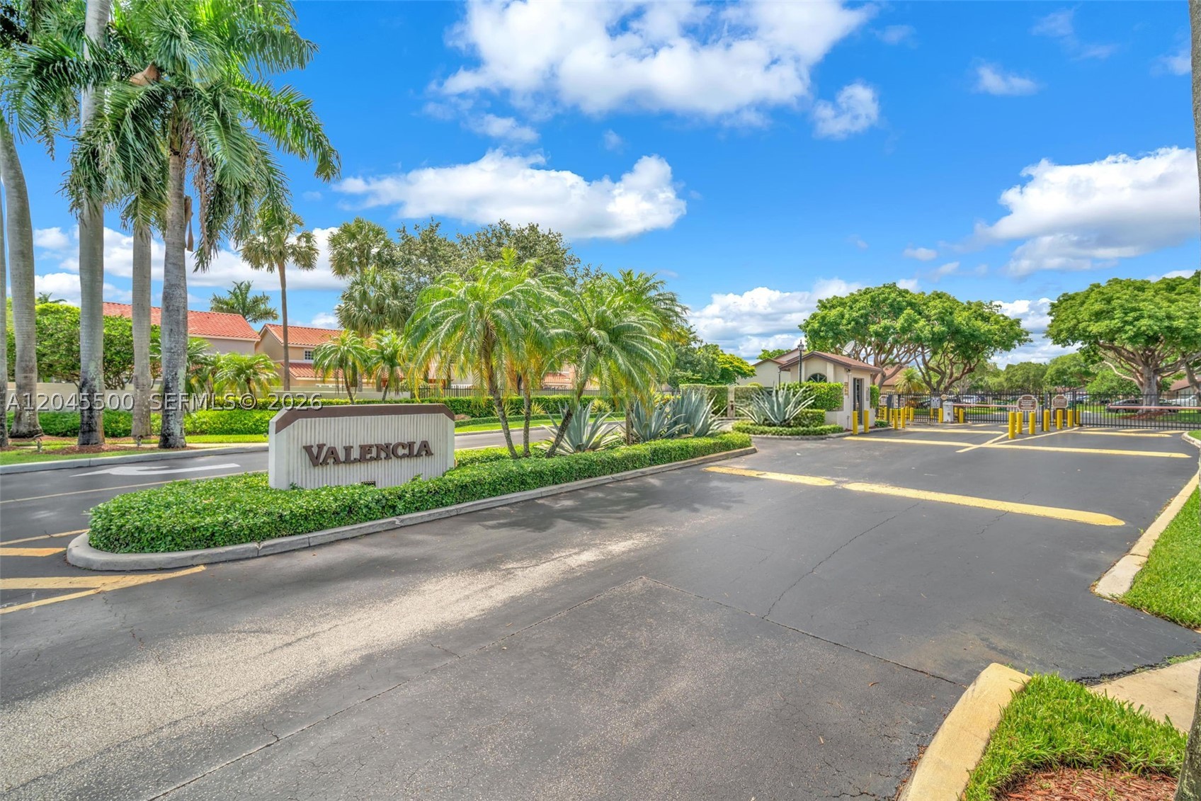VALENCIA TOWNHOMES - Residential