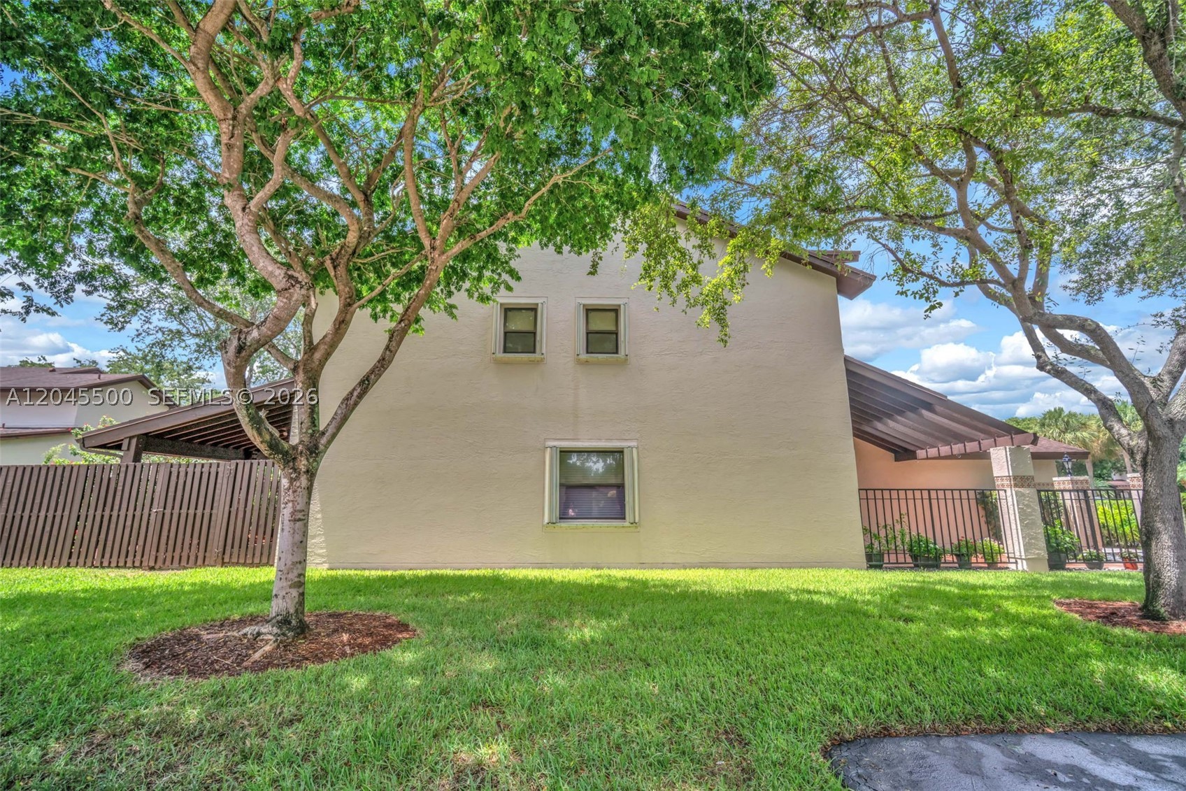 VALENCIA TOWNHOMES - Residential