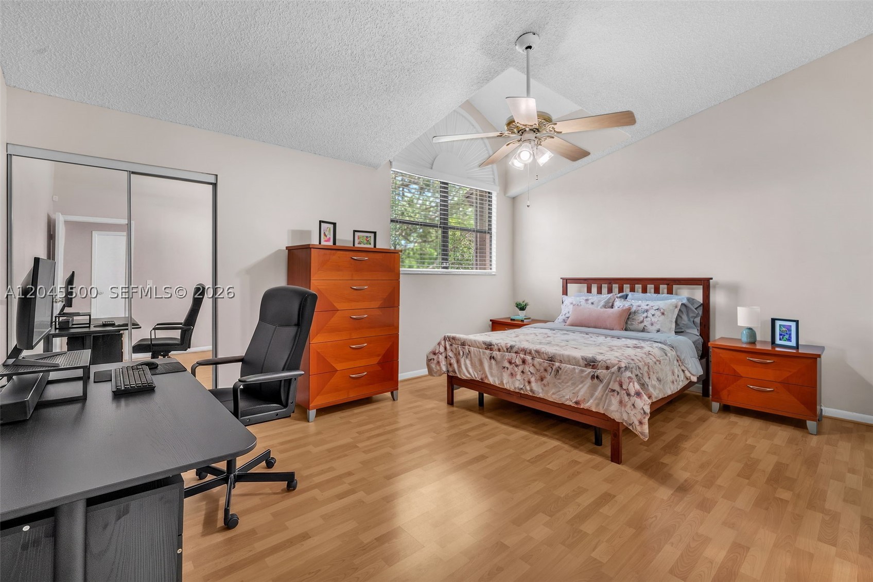 VALENCIA TOWNHOMES - Residential